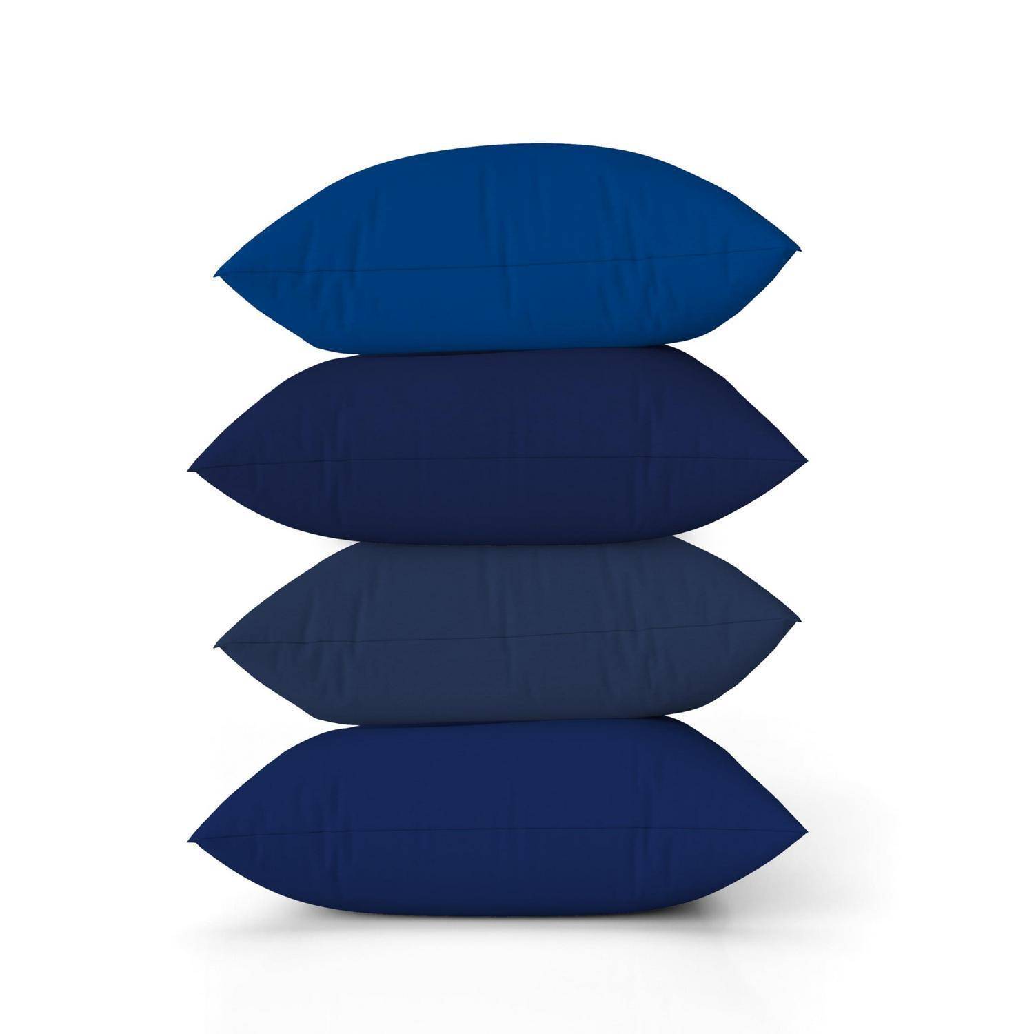 Stapel von vier blauen Kissen auf weißem Hintergrund.