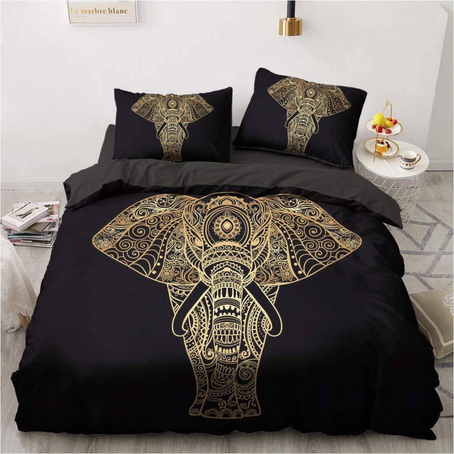 Schwarzes Bettwäsche-Set mit goldenem Elefanten-Mandala-Druck auf Bettdecke und Kissen in einem minimalistischen Schlafzimmer.