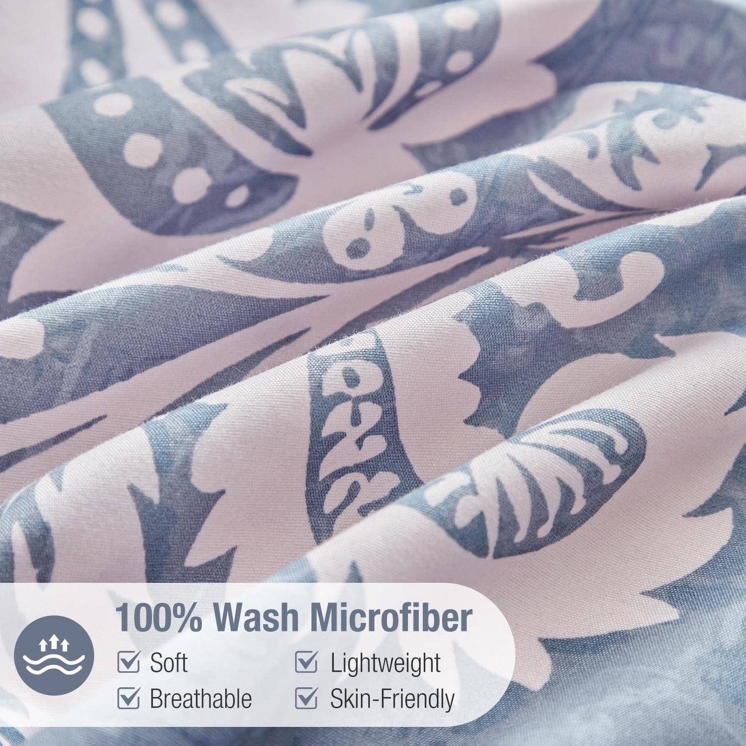 Nahaufnahme eines gemusterten Gewebes mit einer Überlagerung mit der Aufschrift „100% Wash-Mikrofaser" und Merkmalen: weich, leicht, atmungsaktiv, hautfreundlich.