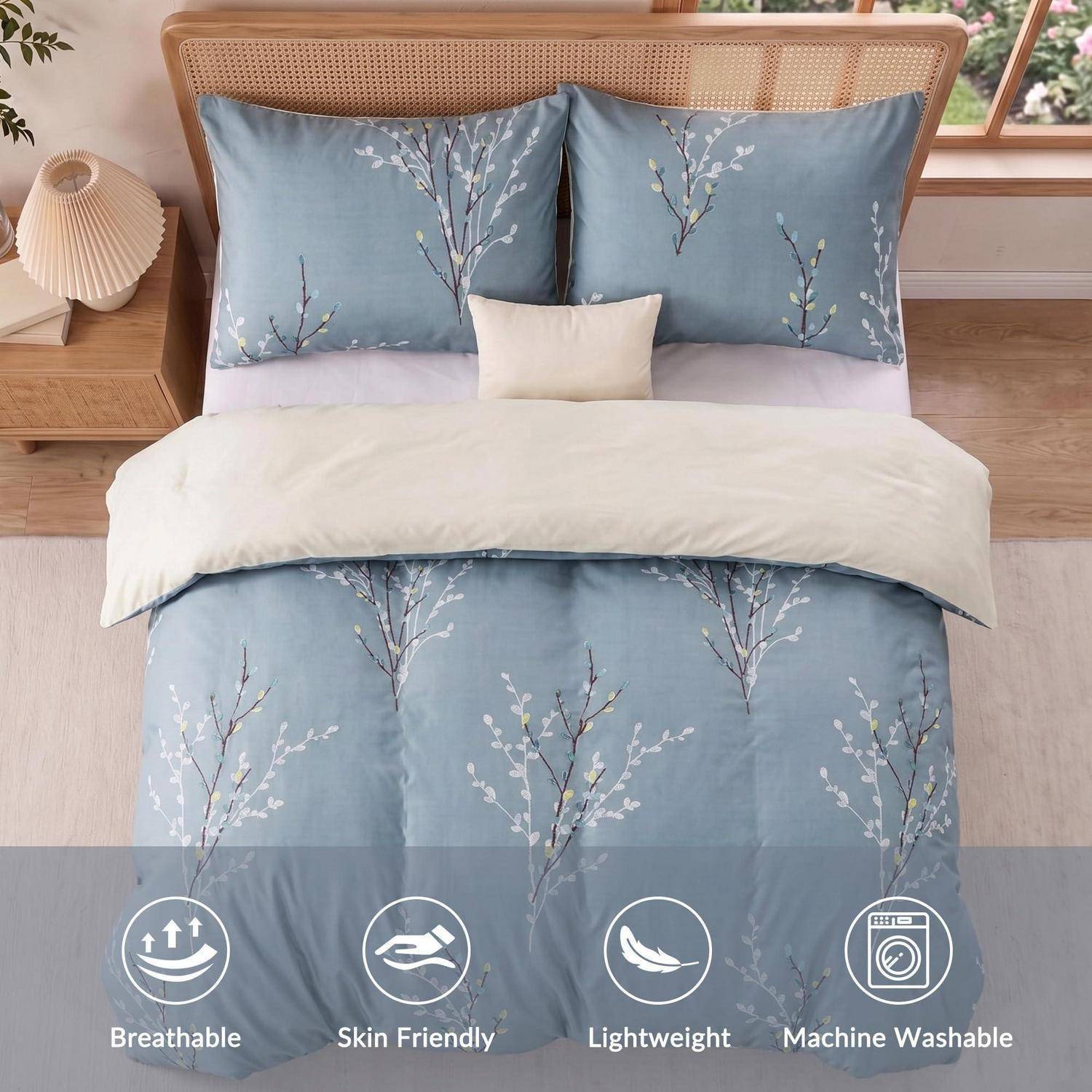 Blaues Blumenbettwäscheset auf einem Bett mit cremefarbener Decke und Kissen; untere Symbole sagen Atmungsaktiv, hautfreundlich, leicht, waschbar.