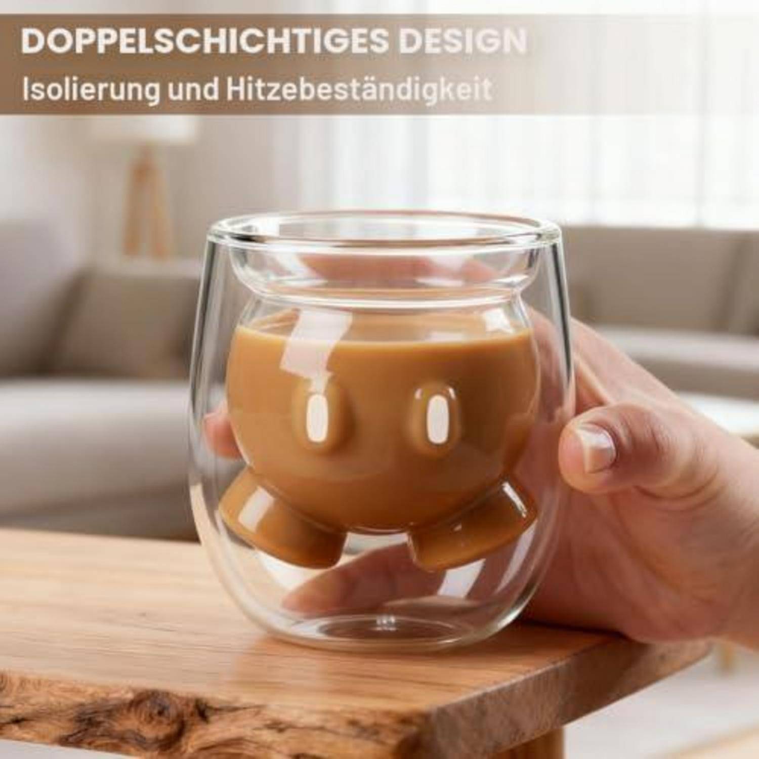 Doppelwandiger Glaskrug mit braunem inneren Becher, auf einem Holztisch stehend; Der Text besagt „DOPPELSCHICHTIGES DESIGN" und „Isolierung und Hitzebeständigkeit"".