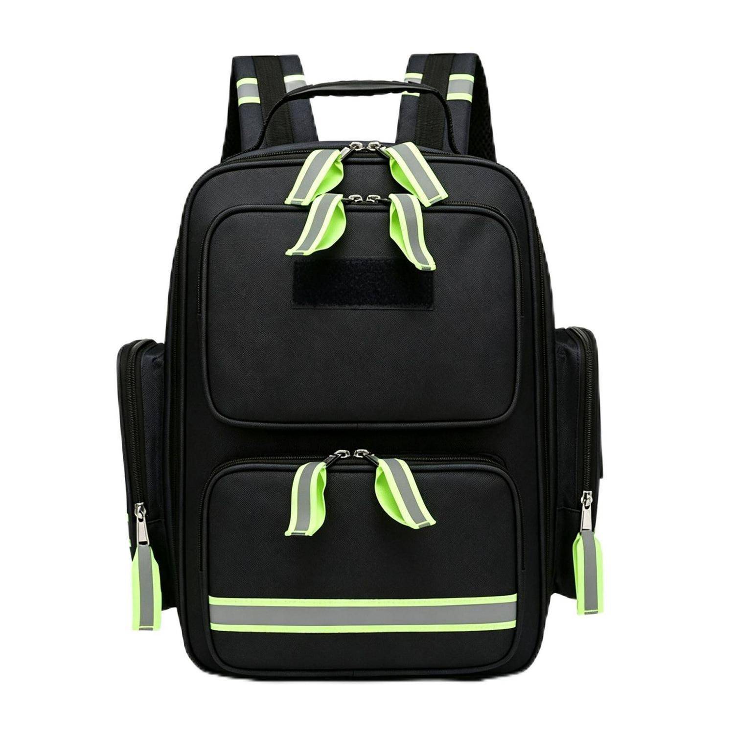 Schwarzer Rucksack mit neongrünen reflektierenden Streifen, vorderen und seitlichen Reißverschlusstaschen und Tragebügel oben auf weißem Hintergrund.