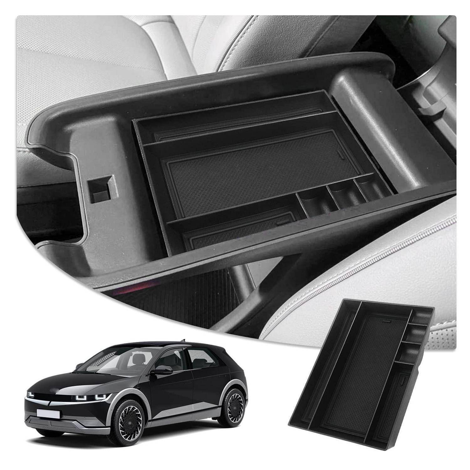 Schwarze Aufbewahrungsablage für die mittlere Konsole eines Elektrofahrzeugs, dargestellt in installiertem Zustand in der Konsole und als separater abnehmbarer Organizer.