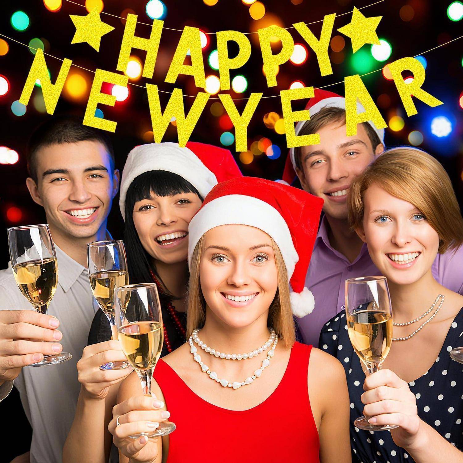 Fünf lächelnde junge Erwachsene in festlichen Hüten erheben Champagnergläser unter einem Banner mit der Aufschrift „HAPPY NEW YEAR