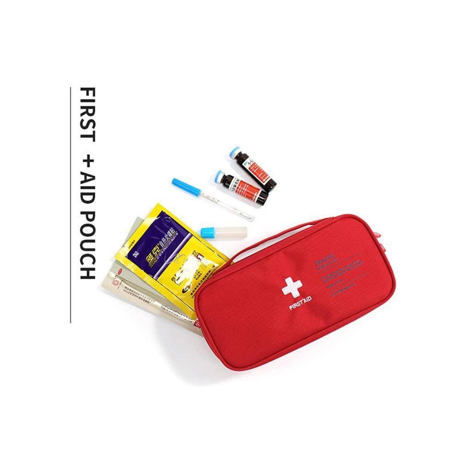 Rote Erste-Hilfe-Tasche mit weißem Kreuz und medizinischem Zubehör, einschließlich Verbandsmaterial und zwei kleine Fläschchen, auf weißem Hintergrund dargestellt.