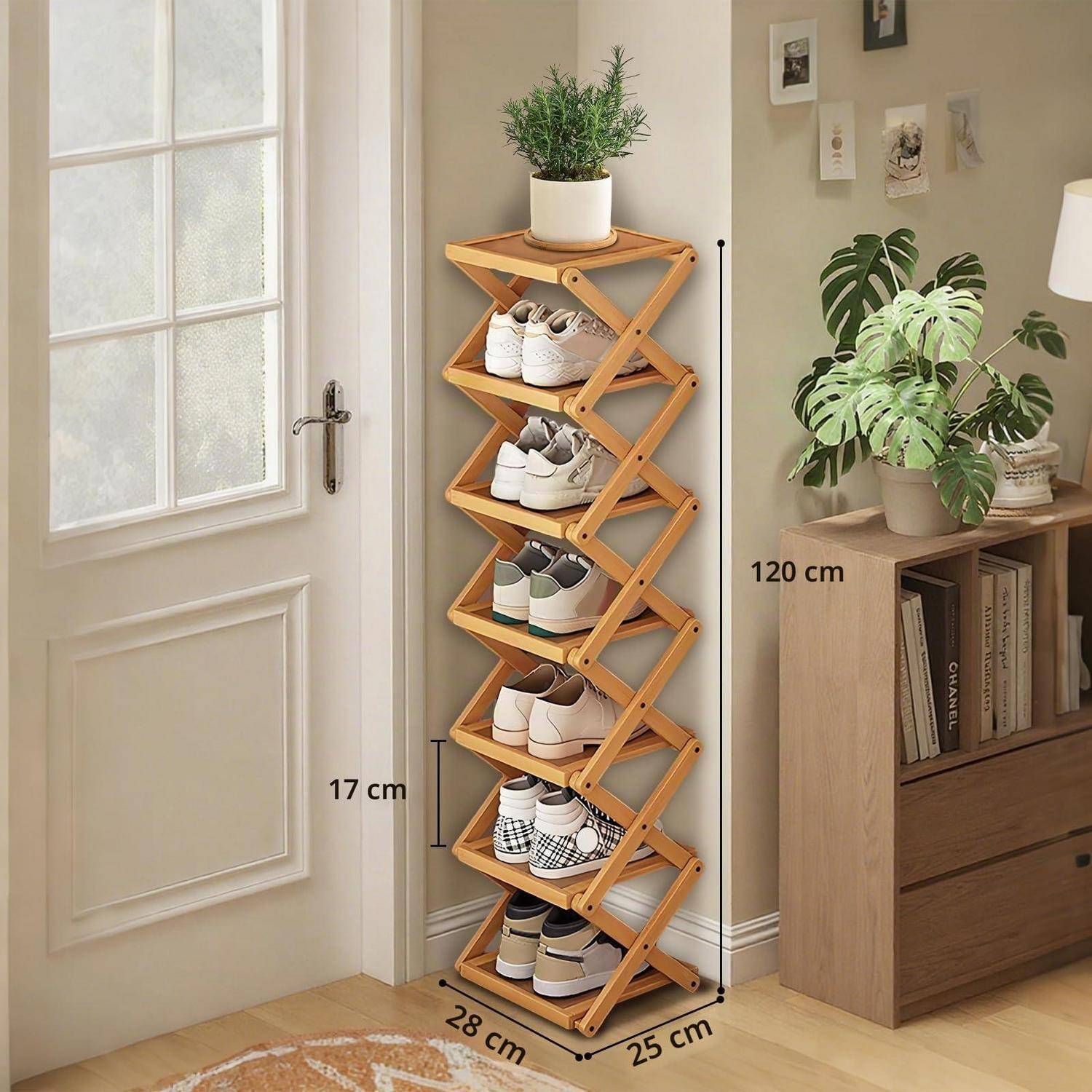 Holzharmonika-Schuhregal neben einer Tür, das mehrere Schuhpaare und eine Topfpflanze hält; beschriftete Abmessungen zeigen 120 cm Höhe, 28 cm Tiefe und 25 cm Breite.