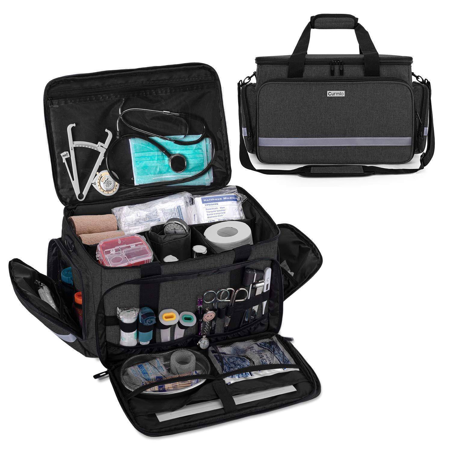 Schwarze medizinische/Reise-Organizer-Tasche, geschlossen und geöffnet dargestellt, mit mehreren Fächern, die Utensilien wie ein Stethoskop, Verbandsmaterial, Klebeband, Handschuhe und kleine Instrumente enthalten.