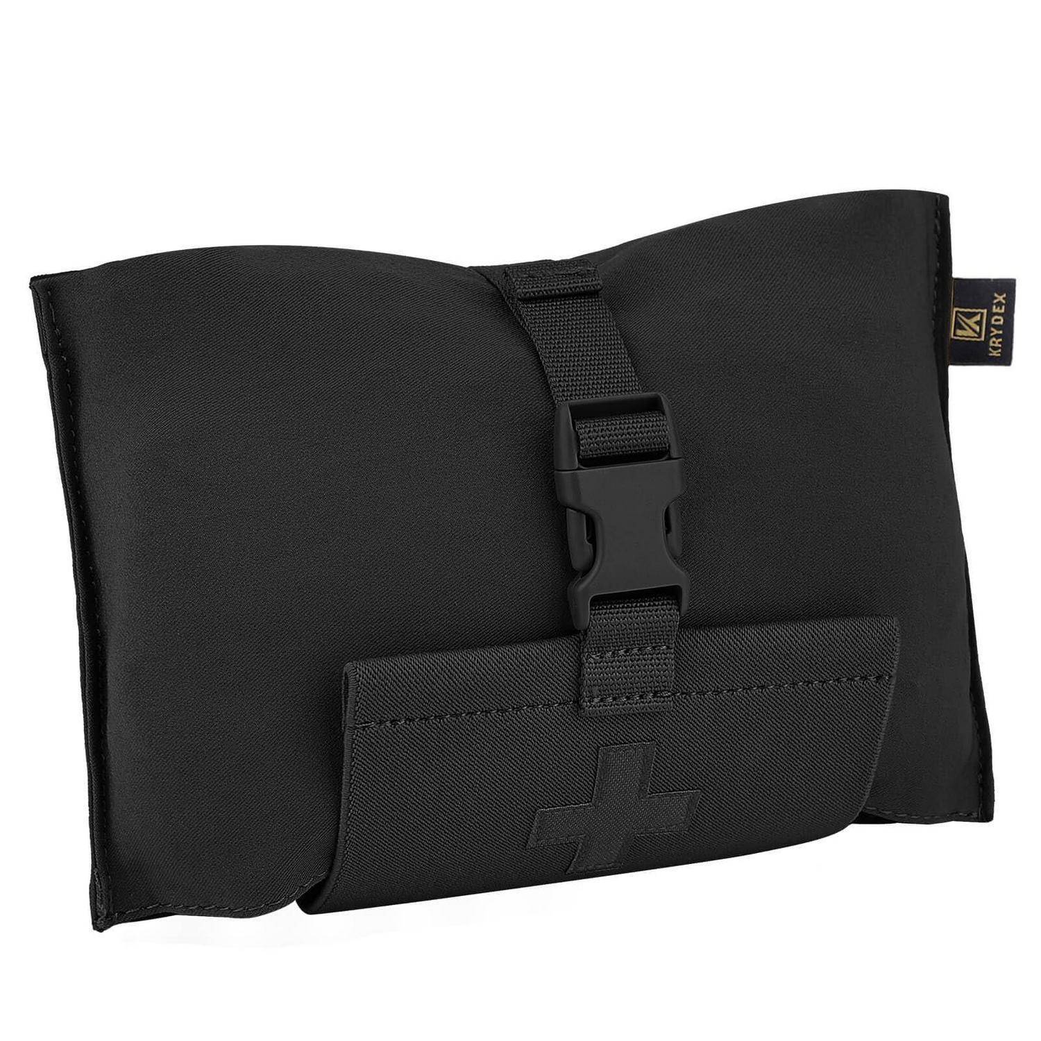 Schwarze rechteckige taktische Tasche mit vorderer Schnallenschnur und Klettverschlusslasche, gezeigt auf weißem Hintergrund.