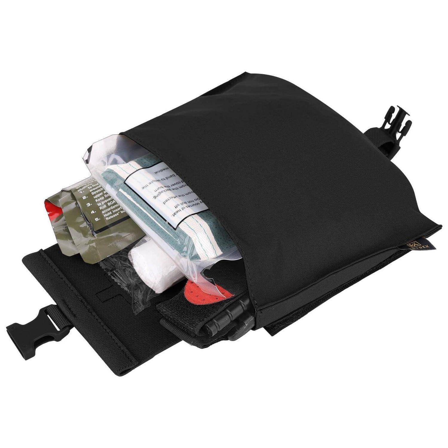 Offene schwarze Erste-Hilfe-Tasche mit verschiedenen medizinischen Versorgungsmaterialien und Verbandsmitteln, die auf weißem Hintergrund herausspillen.