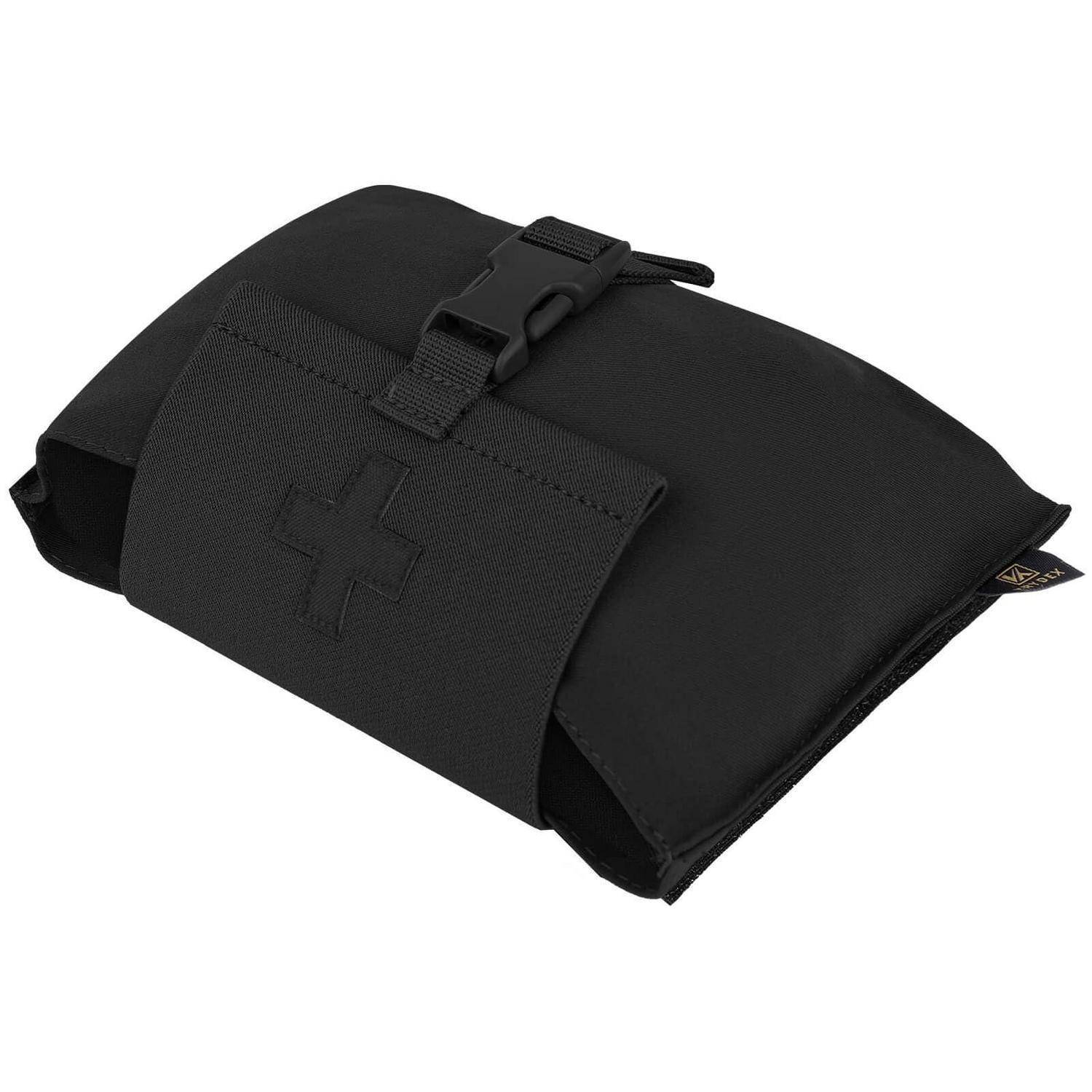 Schwarze medizinische Tasche im Arztkoffer-Stil mit zentralem Riemen und Schnalle, mit Kreuzemblem auf der Vorderseite.