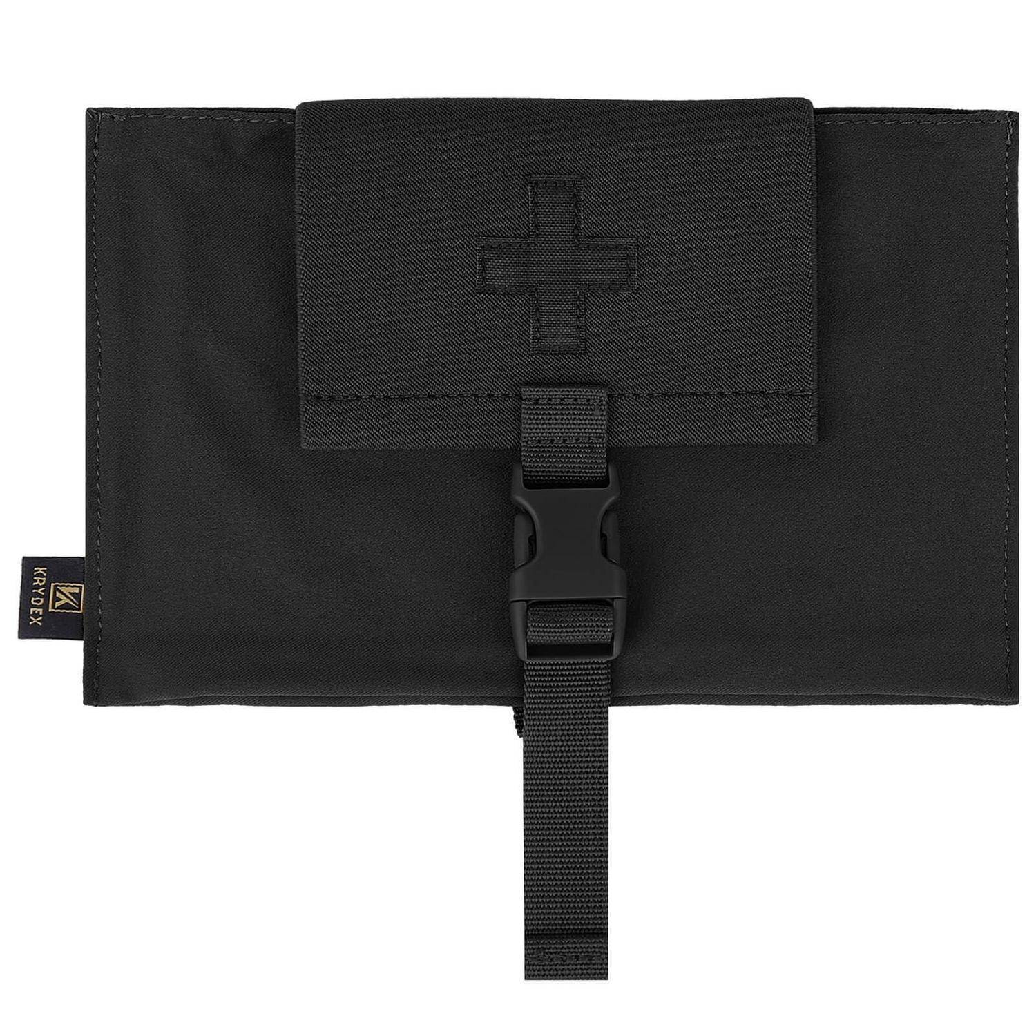 Schwarze Umschlagtasche mit Schnallengurt und aufgenähtem Kreuzpatch, wahrscheinlich eine kompakte Erste-Hilfe- oder Utilitytasche.