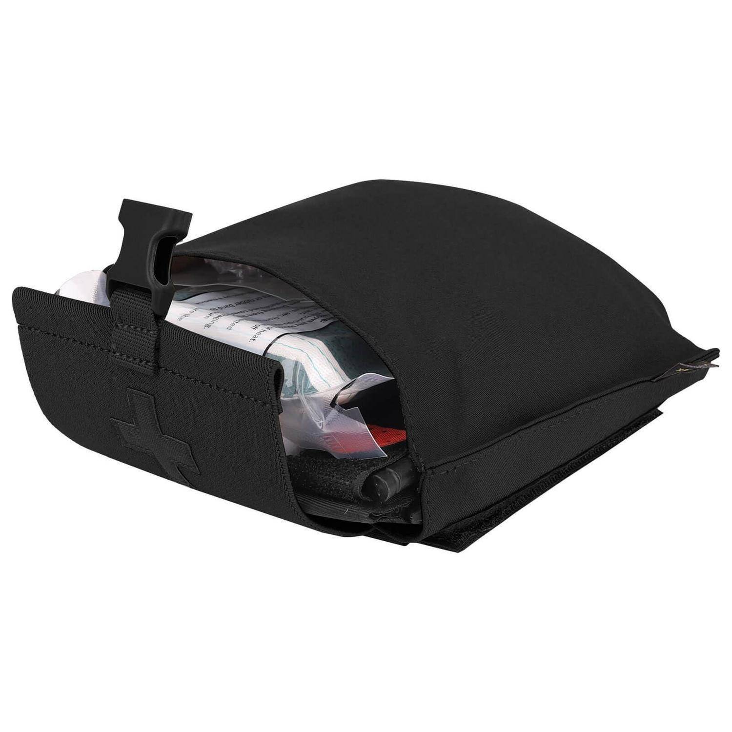 Schwarze medizinische Tasche mit offener Klappe, die Gaze und Materialien im Inneren zeigt, wahrscheinlich zum Transportieren von Erste-Hilfe- oder Notfallausrüstung verwendet.