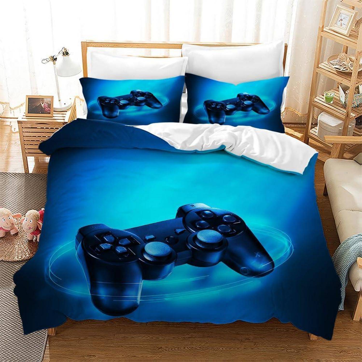 Bett mit blauer Gaming-Controller-Bettdecke und passenden Kissenbezügen in einem hellen, gemütlichen Schlafzimmer.