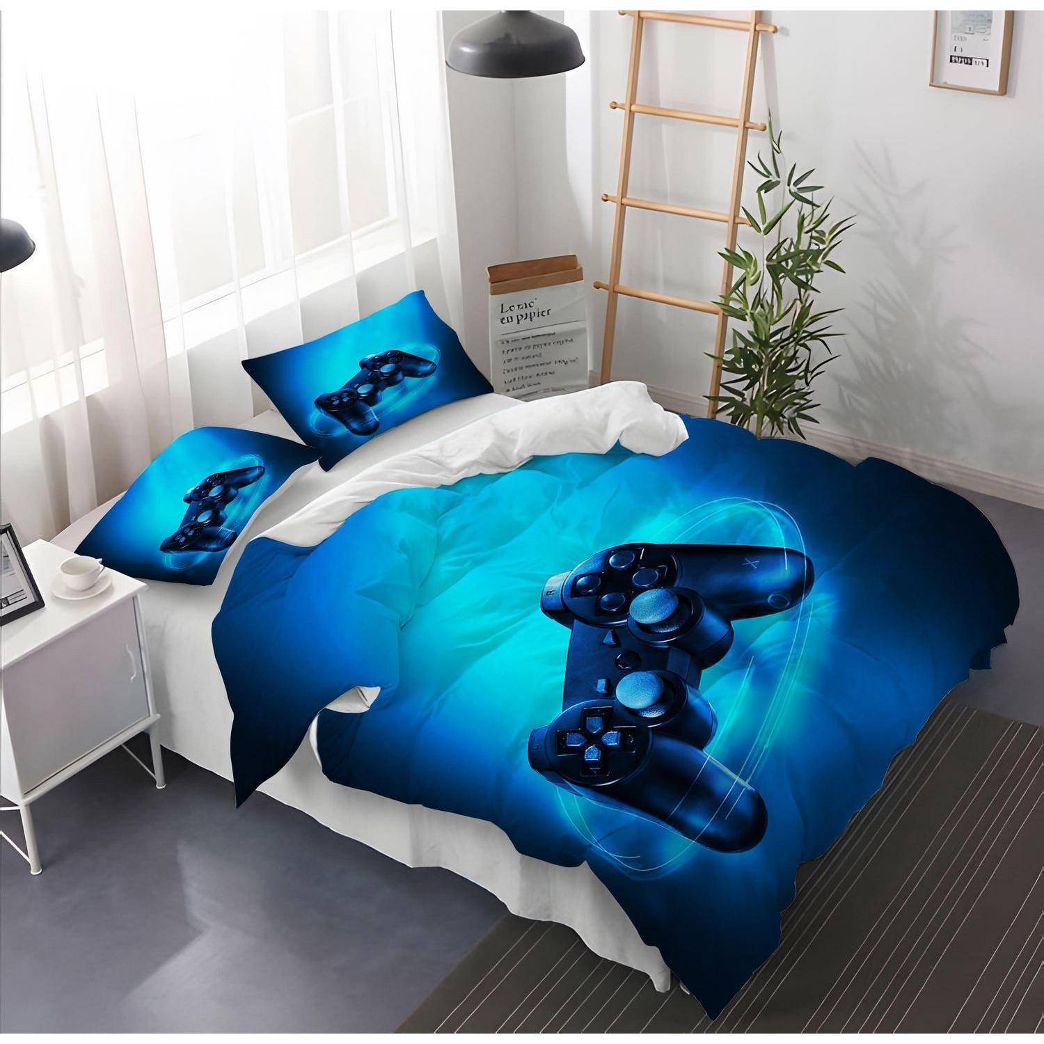 Ein Bett mit blauem, Game-Controller-Design-Bettwäsche-Set und passenden Kissen in einem hellen, modernen Schlafzimmer.
