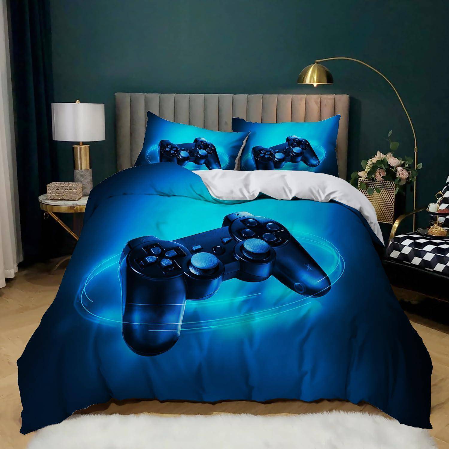 Blaue Gaming-Bettwäsche mit großem Videospiel-Controller-Design auf der Bettdecke und Kissen in einem modernen Schlafzimmer.
