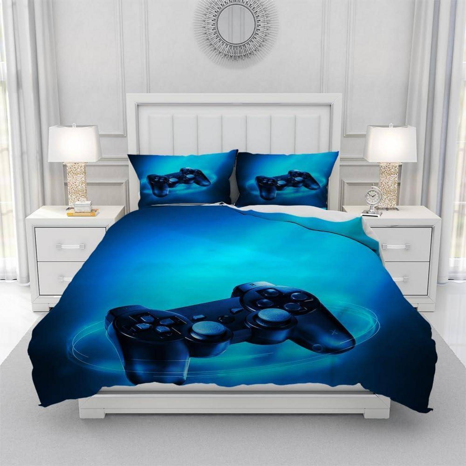Bett mit blauer Bettwäsche mit Videospiel-Controller-Design, inklusive Bettdecke und Kissen, in einem weißen Schlafzimmer mit passenden Nachttischen und Lampen.