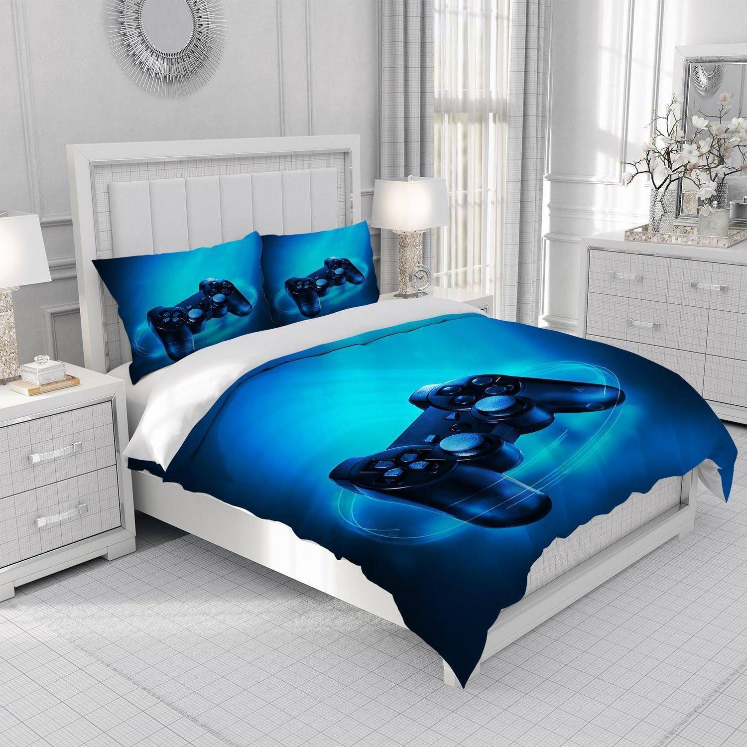 Ein modernes Schlafzimmer mit einem Bett, das mit blauer Videospielcontroller-Bettwäsche eingekleidet ist, einschließlich passender Kissenbezüge und eines Duvetteüberzugs.