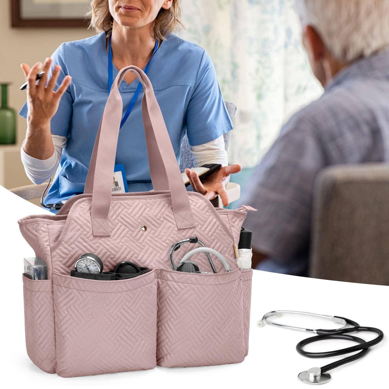 Krankenschwester in blauen Kasacks spricht mit einem sitzenden Patienten, während sie ein Telefon hält, neben einer rosa Organizer-Tasche gefüllt mit medizinischen Instrumenten und einem Stethoskop.