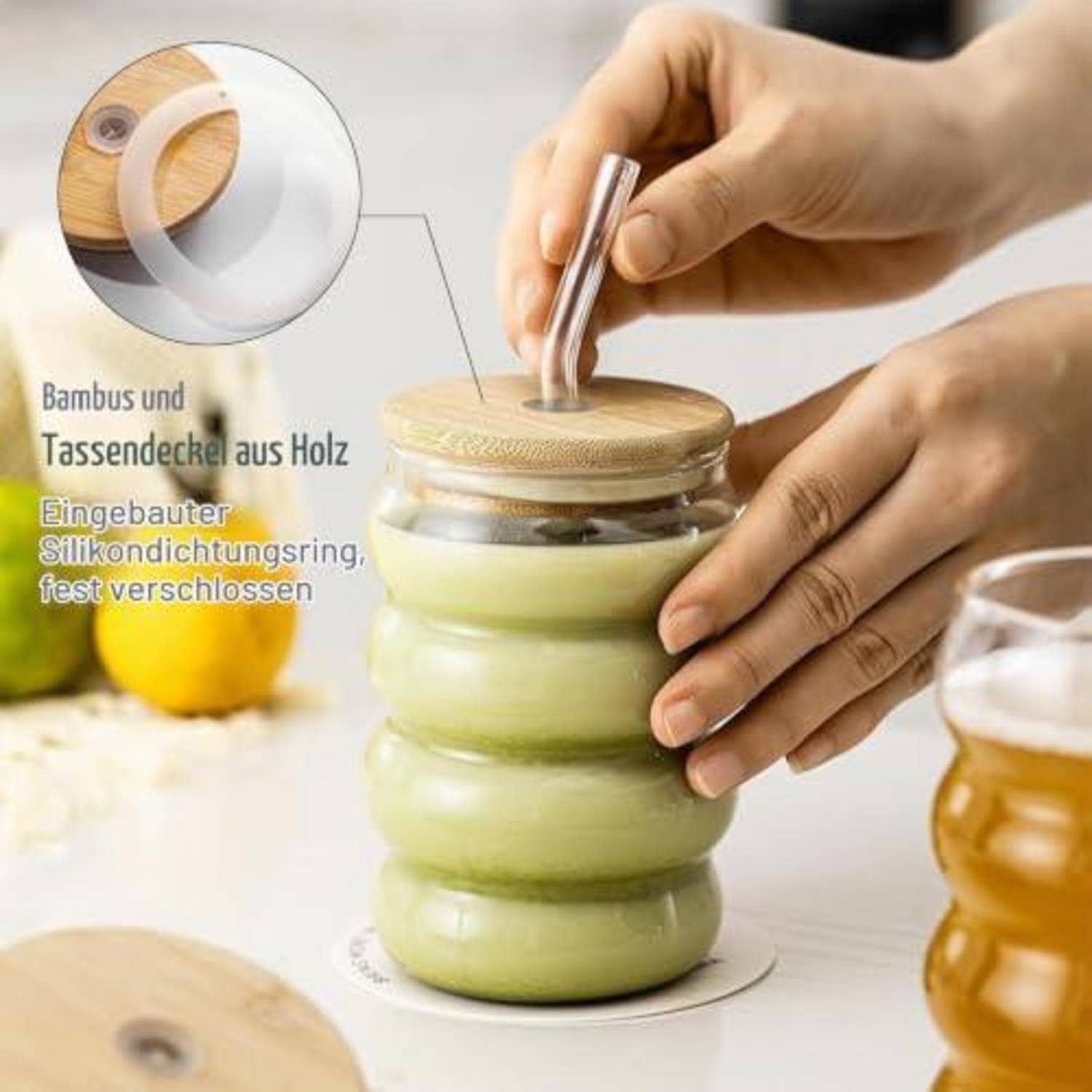 Hände schrauben einen Deckel aus Bambus und Holz auf ein grünes Glasgefäß mit einer Silikondichtung; die Vergrößerung zeigt den Deckel in der Nahaufnahme und deutschen Produkttext.