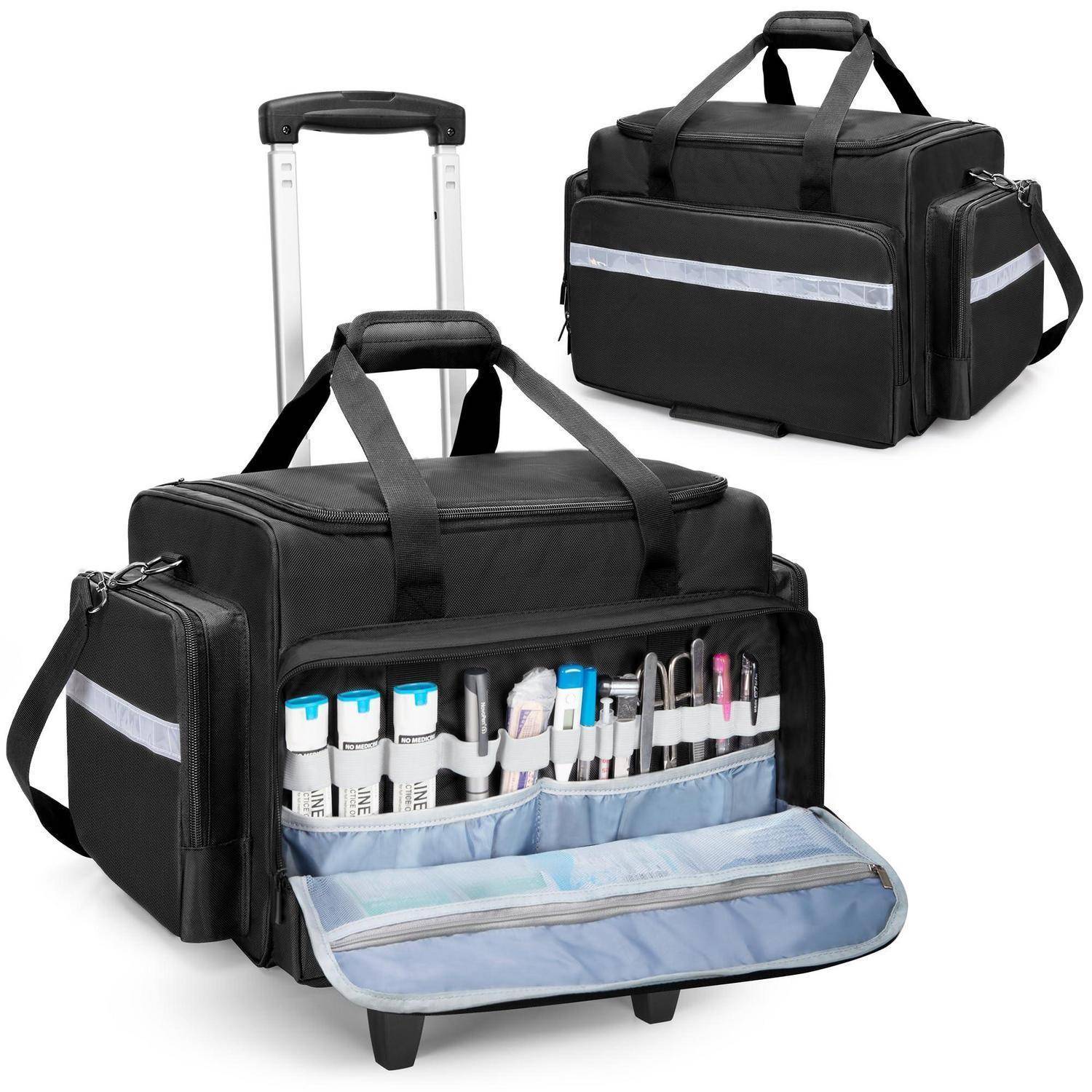 Schwarze Rollreisetasche mit ausziehbarem Griff und mehreren Fächern, geöffnet mit organisierten Stiftfächern und Toilettenartikelplätzen; eine weitere geschlossene Tasche dahinter.