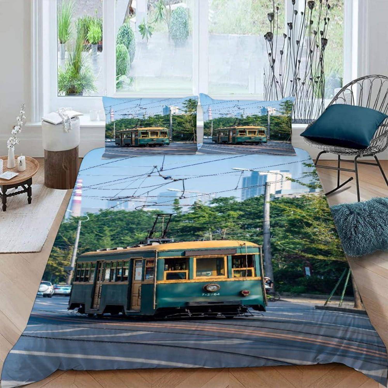 Ein straßenbahnthematisches Bettwäscheset mit einem Straßenbahnfoto, das auf der Bettdecke, den Kissen und dem passenden Kissenbezug in einem hellen Schlafzimmer bedruckt ist.