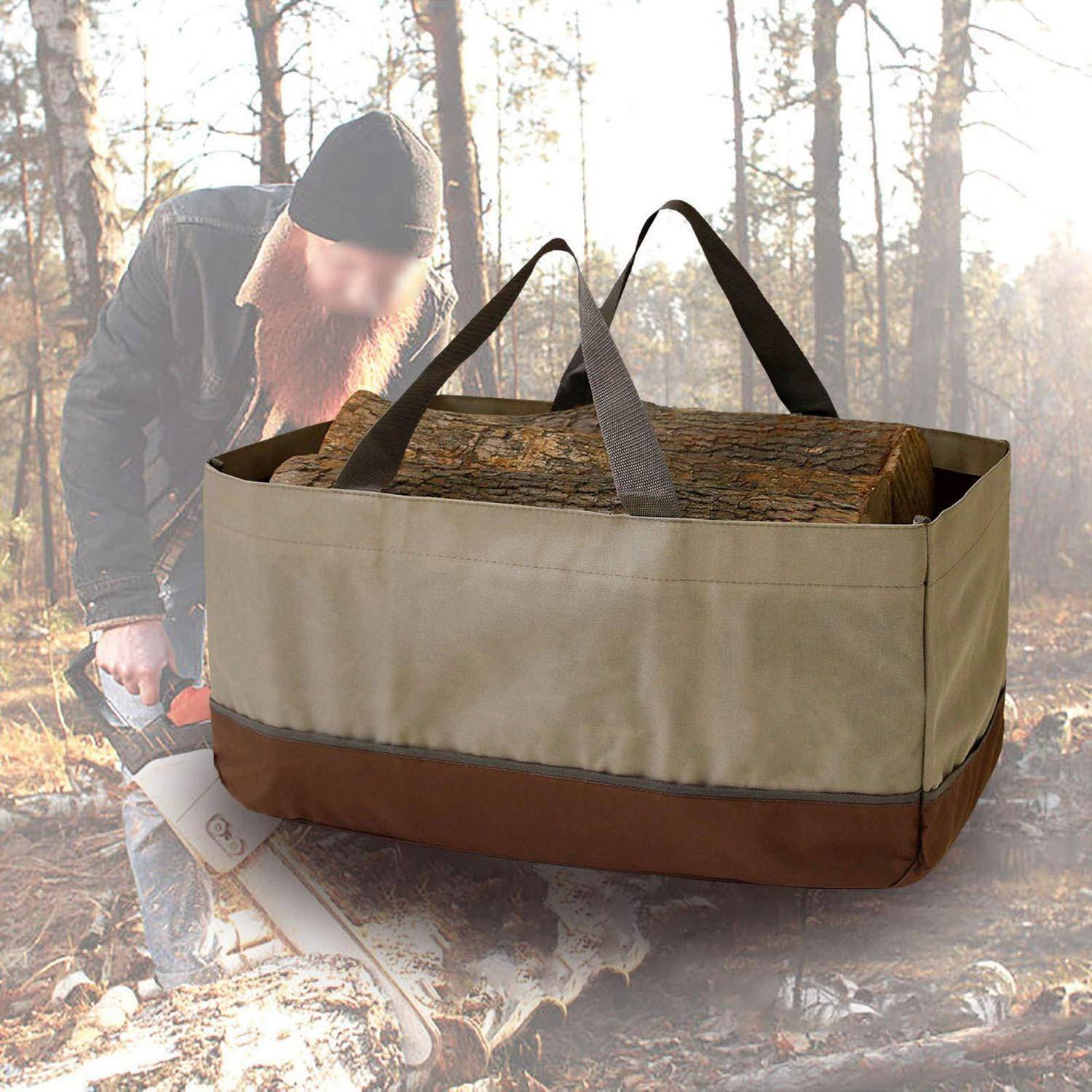 Große Holzträgertasche in Tan und Braun mit Griffen, die einen geschnittenen Baumstamm hält, gezeigt vor einem unscharfen Mann, der eine Kettensäge in einem bewaldeten Gebiet benutzt.