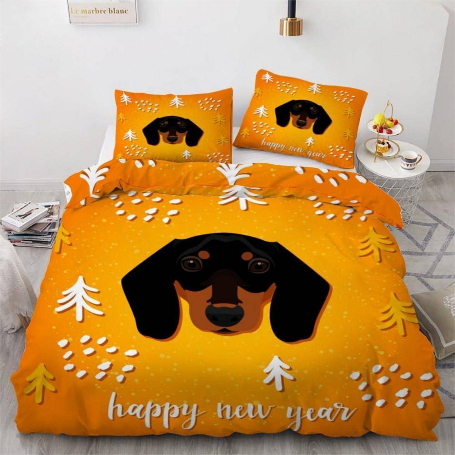Orangefarbenes Neujahrs-Bettwäsche-Set mit einer schwarzen Hundeillustration und den Worten „Frohes neues Jahr