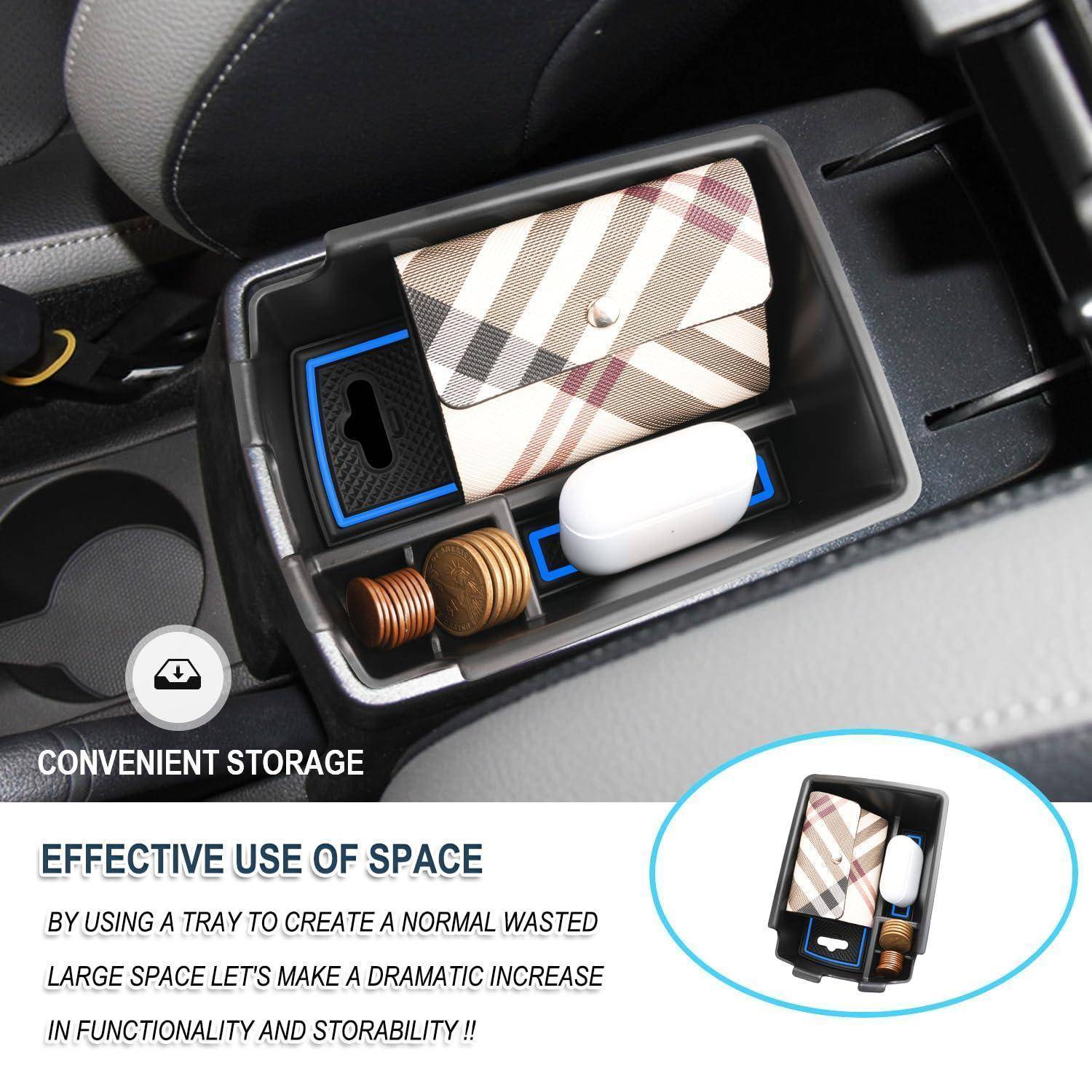 Organizer-Tablett für die mittlere Mittelkonsole eines Fahrzeugs, das eine gemusterte Schutzhülle, ein Ohrhörer-Etui und Münzen hält und platzsparende Lagerung im Auto zeigt.
