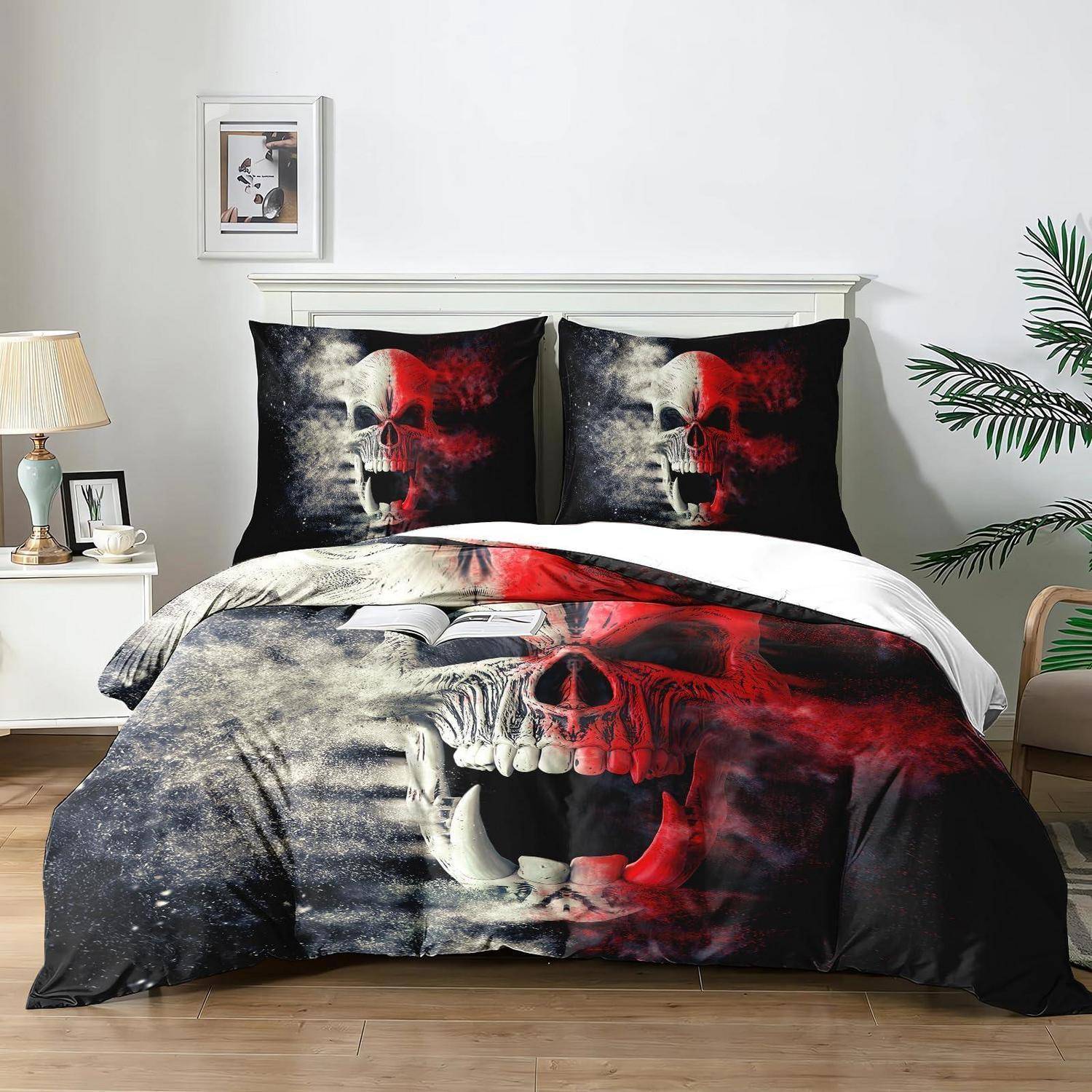 Bett mit totenkopfthematischer schwarz-grau-roter Bettwäsche und Kissenbezügen in einem hellen Schlafzimmer.