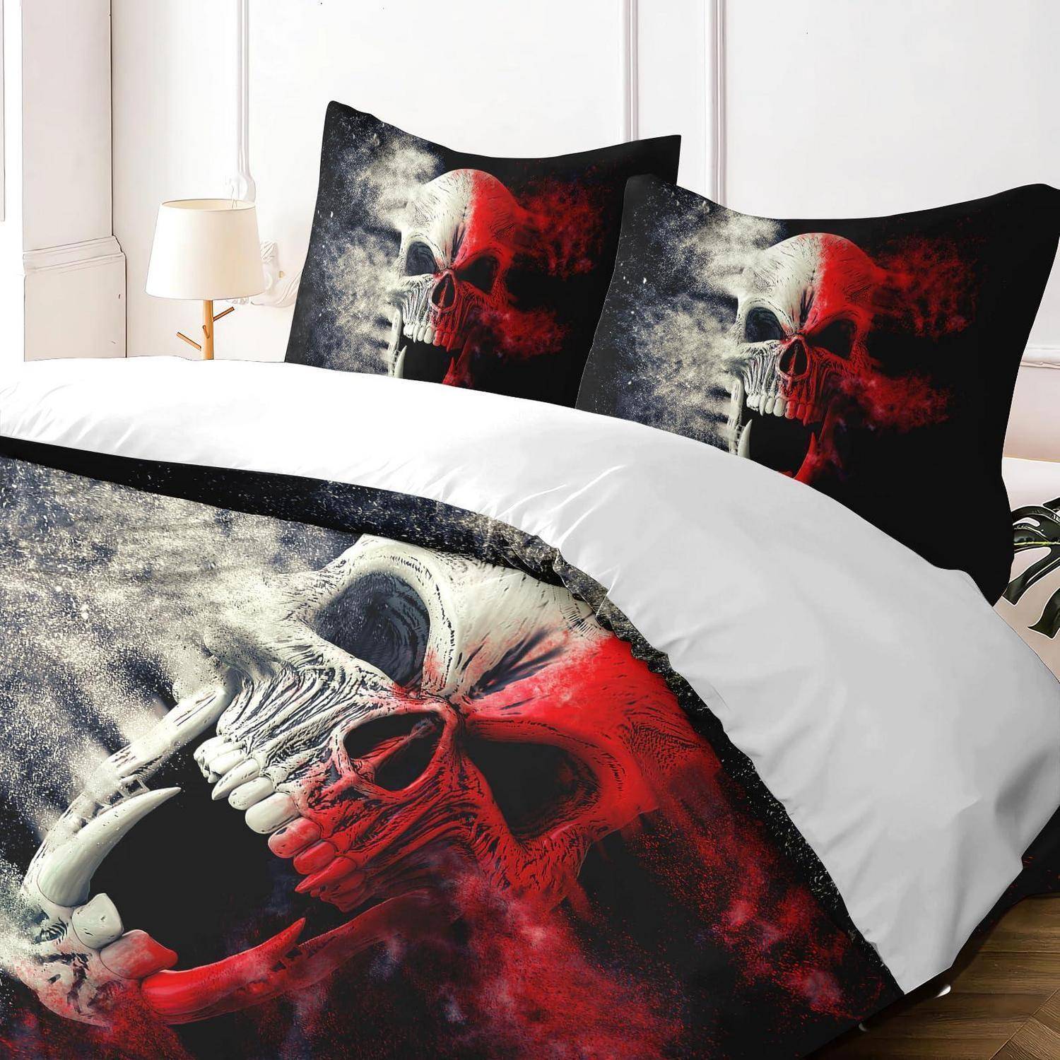 Bett mit weiß-schwarzem Totenkopf- und rotem Rauch-Bettwäscheset, einschließlich passender Kissenbezüge und Bettdeckenbezug.