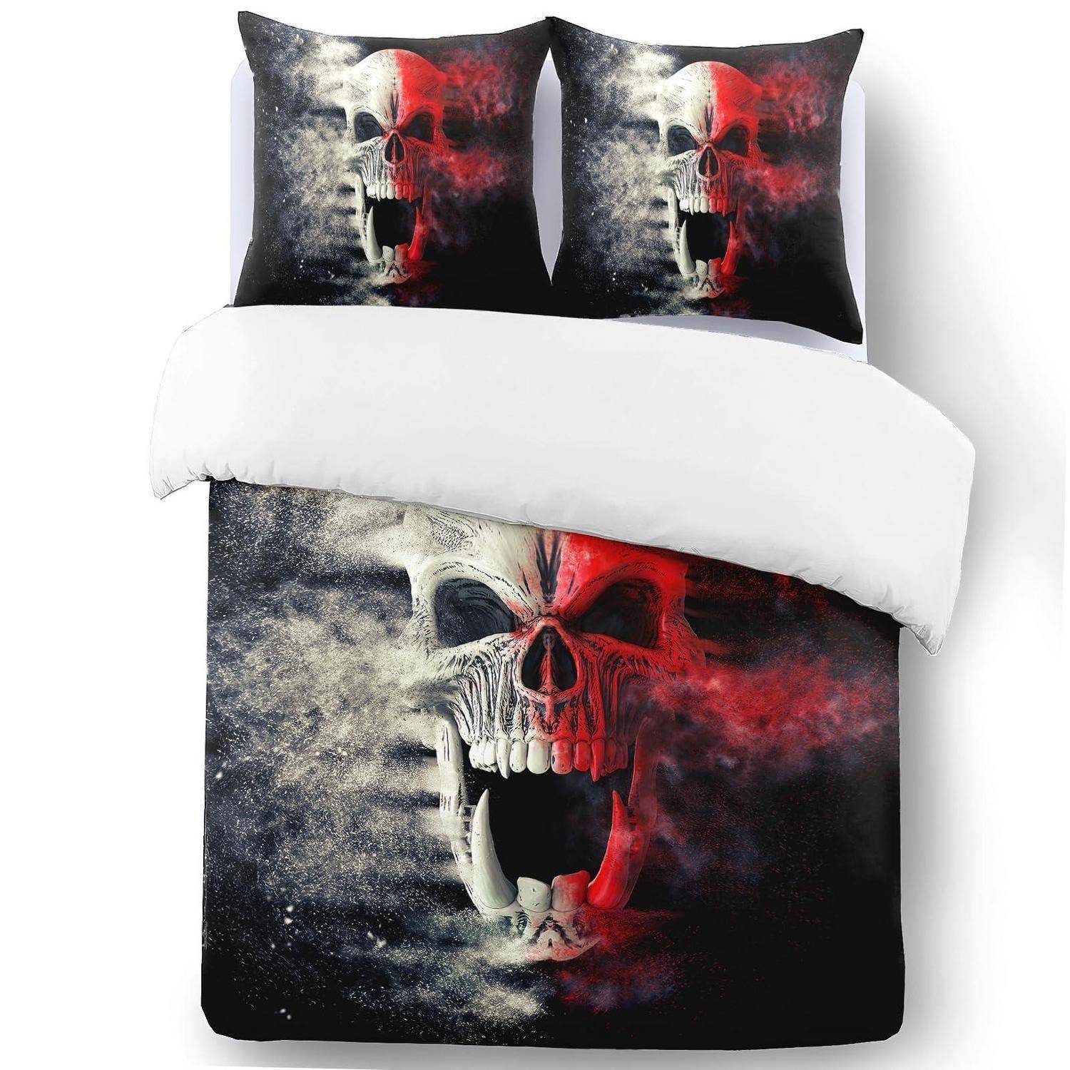 Bett mit schädelthematischer Bettdecke und passenden Kissenbezügen mit einem schwarzen, weißen und roten schreienden Schädeldesign.