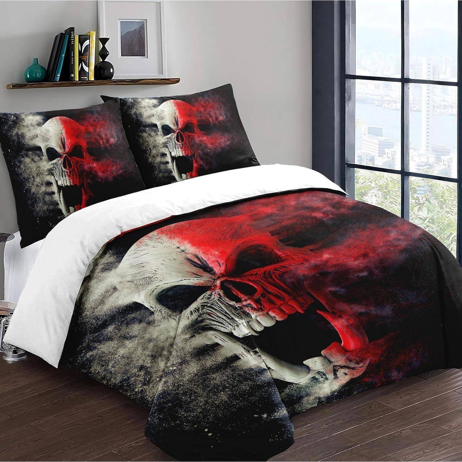 Bett mit Totenkopf-Muster-Bettdecke und Kissenbezügen in einem modernen Schlafzimmer, ausgestattet mit einer großen roten und schwarzen Totenkopf-Grafik.