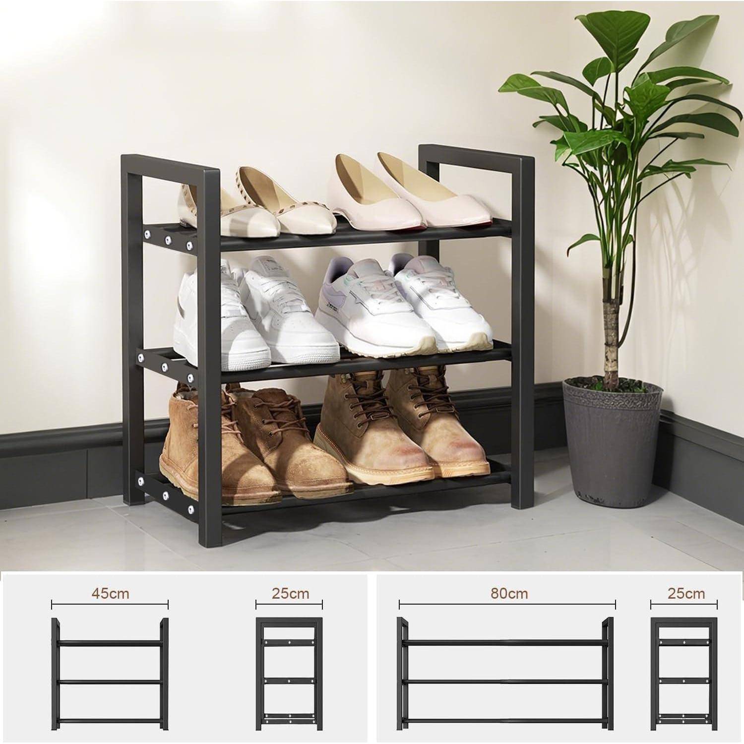 Schwarzes Schuhregal mit drei Ebenen, das sechs Paar Schuhe neben einer Topfpflanze hält; Detailzeichnungen zeigen die Abmessungen des Regals: 45 cm, 25 cm, 80 cm und 25 cm.