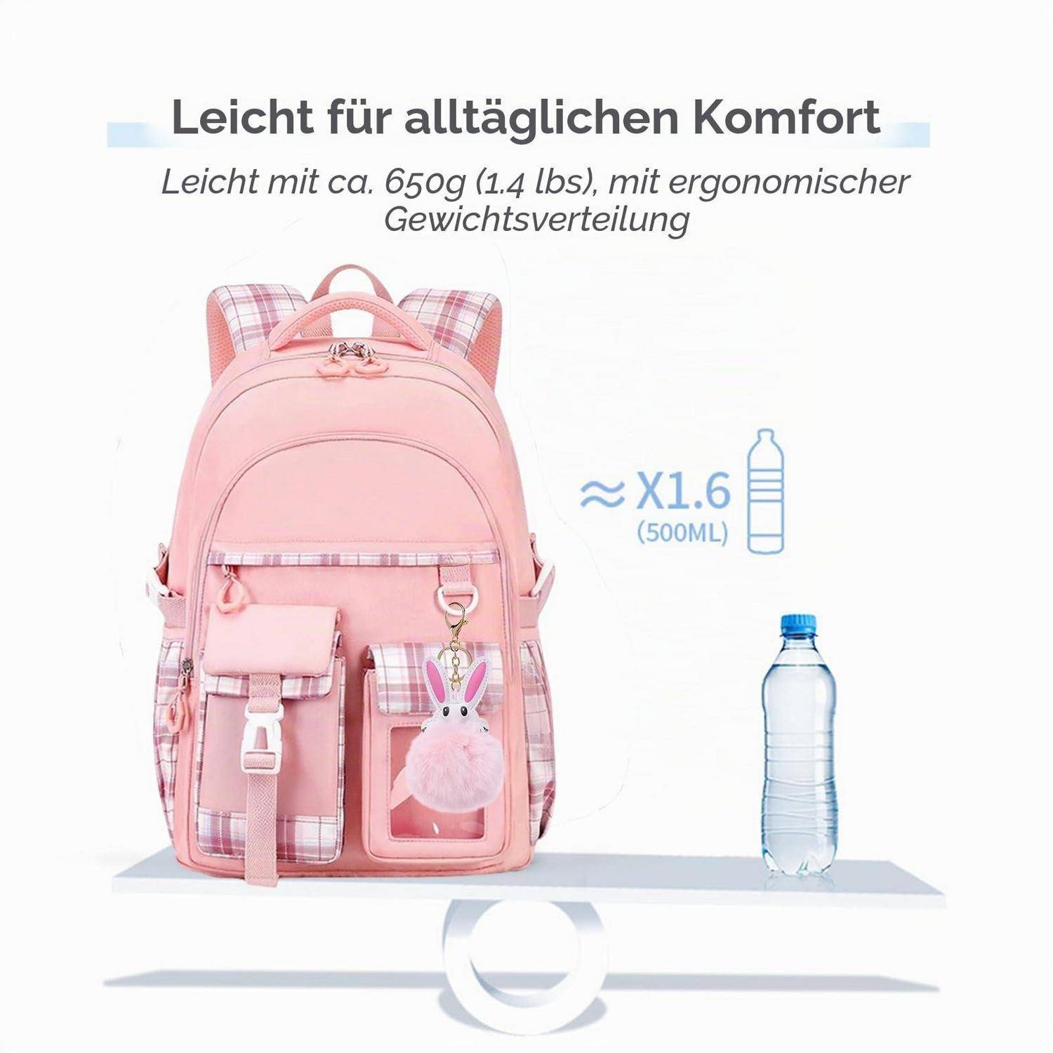 Rosa Schulrucksack mit Karomuster-Akzenten und baumelndem Anhänger, shown als leicht mit etwa 650 g, mit Text, das seine Größe mit 1,6 x 500-mL-Flaschen vergleicht.
