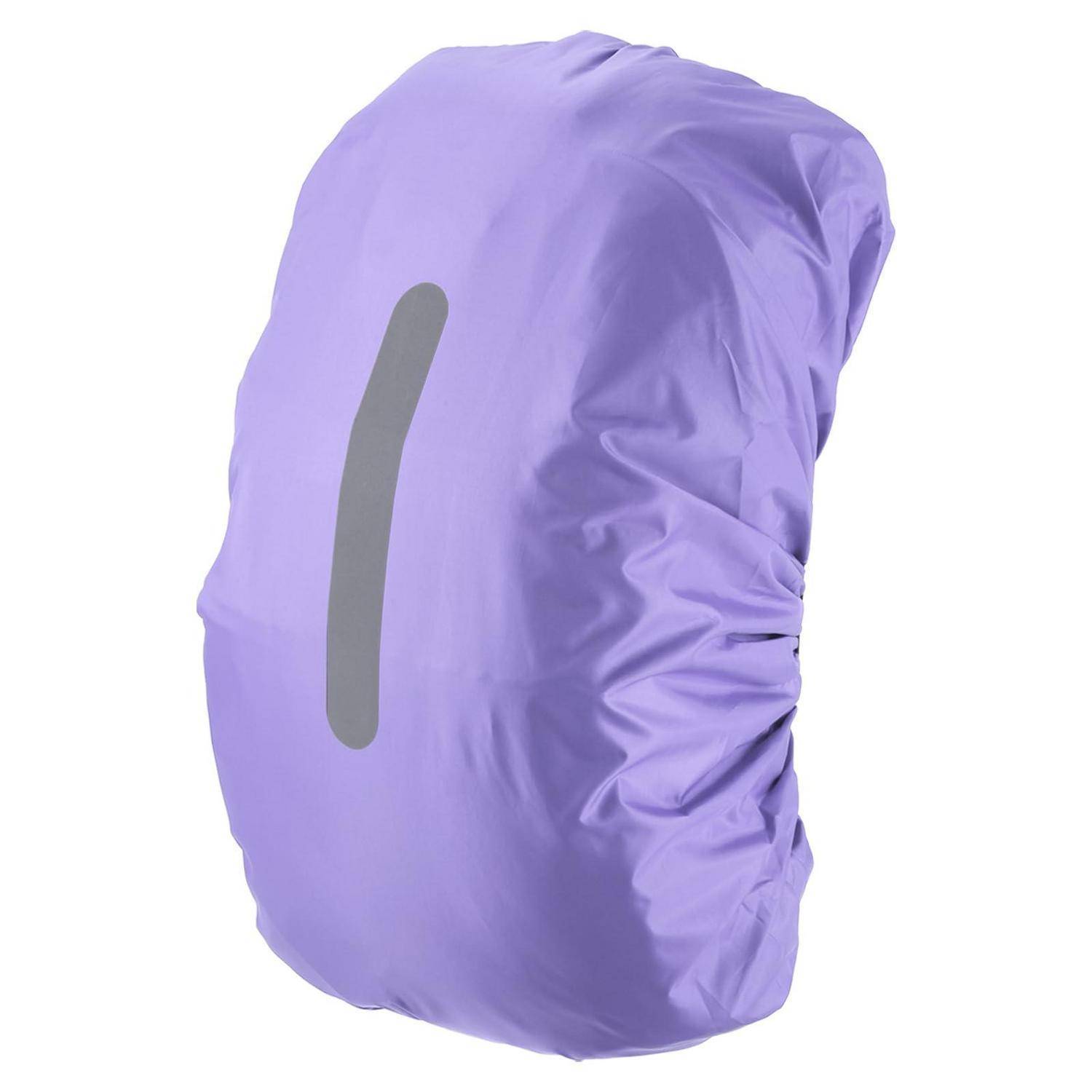 Lila Regenschutz für einen Rucksack mit reflektierendem vertikalem Streifen, isoliert auf weißem Hintergrund dargestellt.