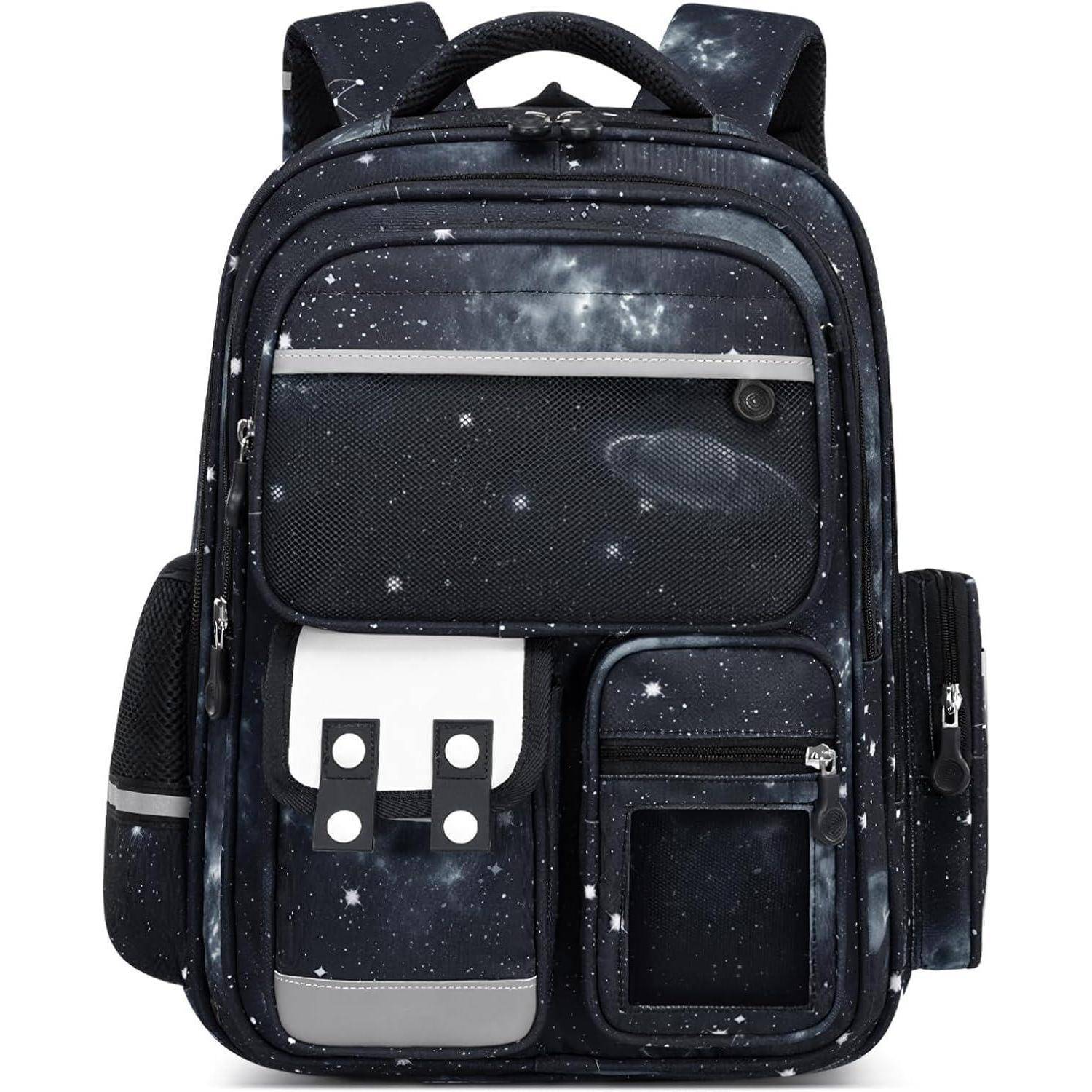 Schwarzer Rucksack mit Sternmuster, mehreren Reißverschlussfächern, seitlicher Netztasche und vorderer Klippentasche auf weißem Hintergrund.