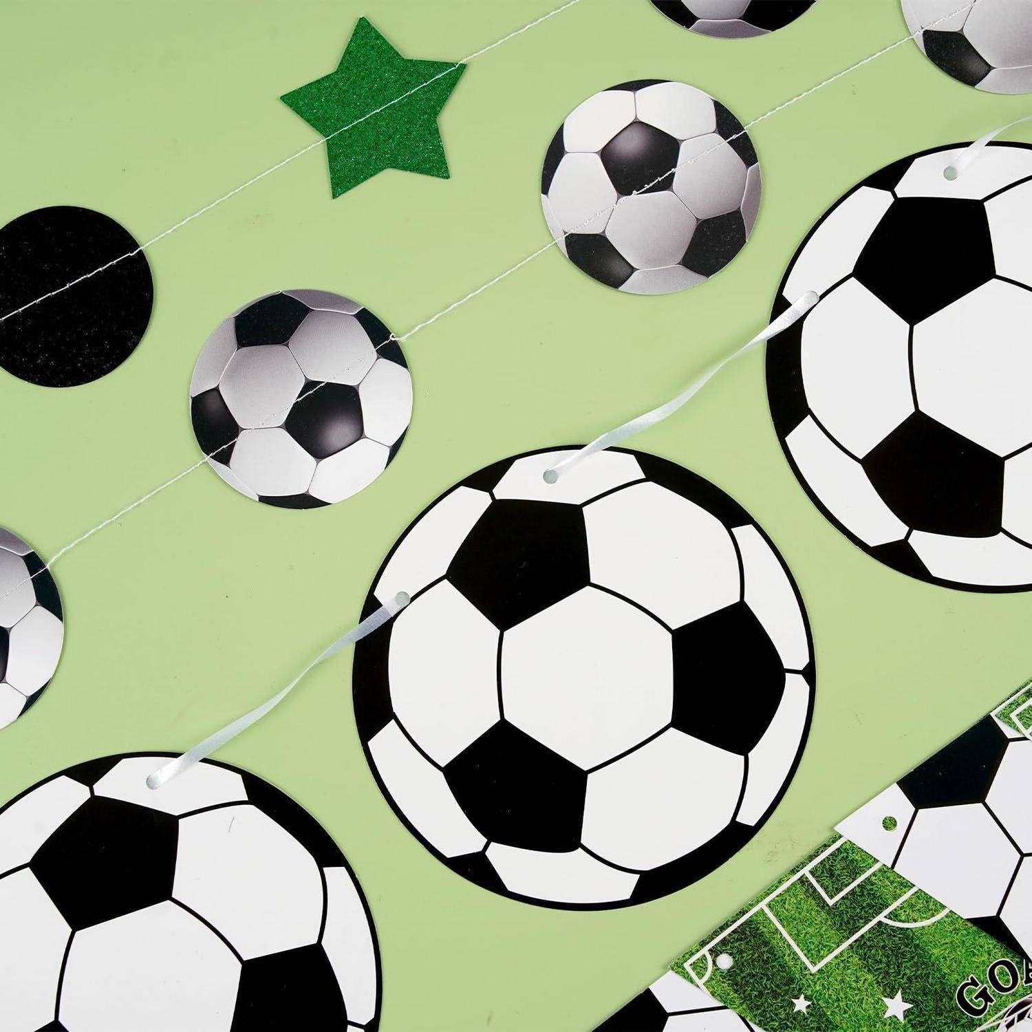 Fußballthematische grüne Wimpelkette mit hängenden Papierausschnitten in Form von Fußbällen und einem Stern.