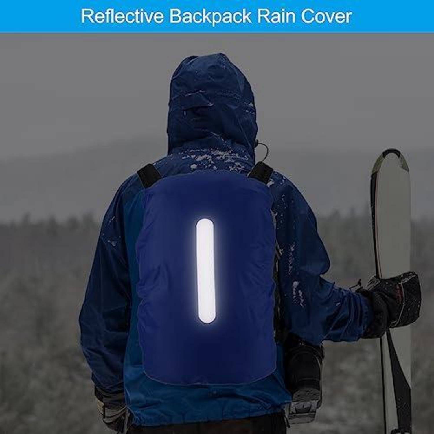 Person in blauer Winterausrüstung, der eine reflektierende Regenschutzhaube für den Rucksack trägt, von hinten fotografiert mit hellem vertikalem reflektierendem Streifen; Text lautet „Reflektierende Regenschutzhaube für Rucksack".