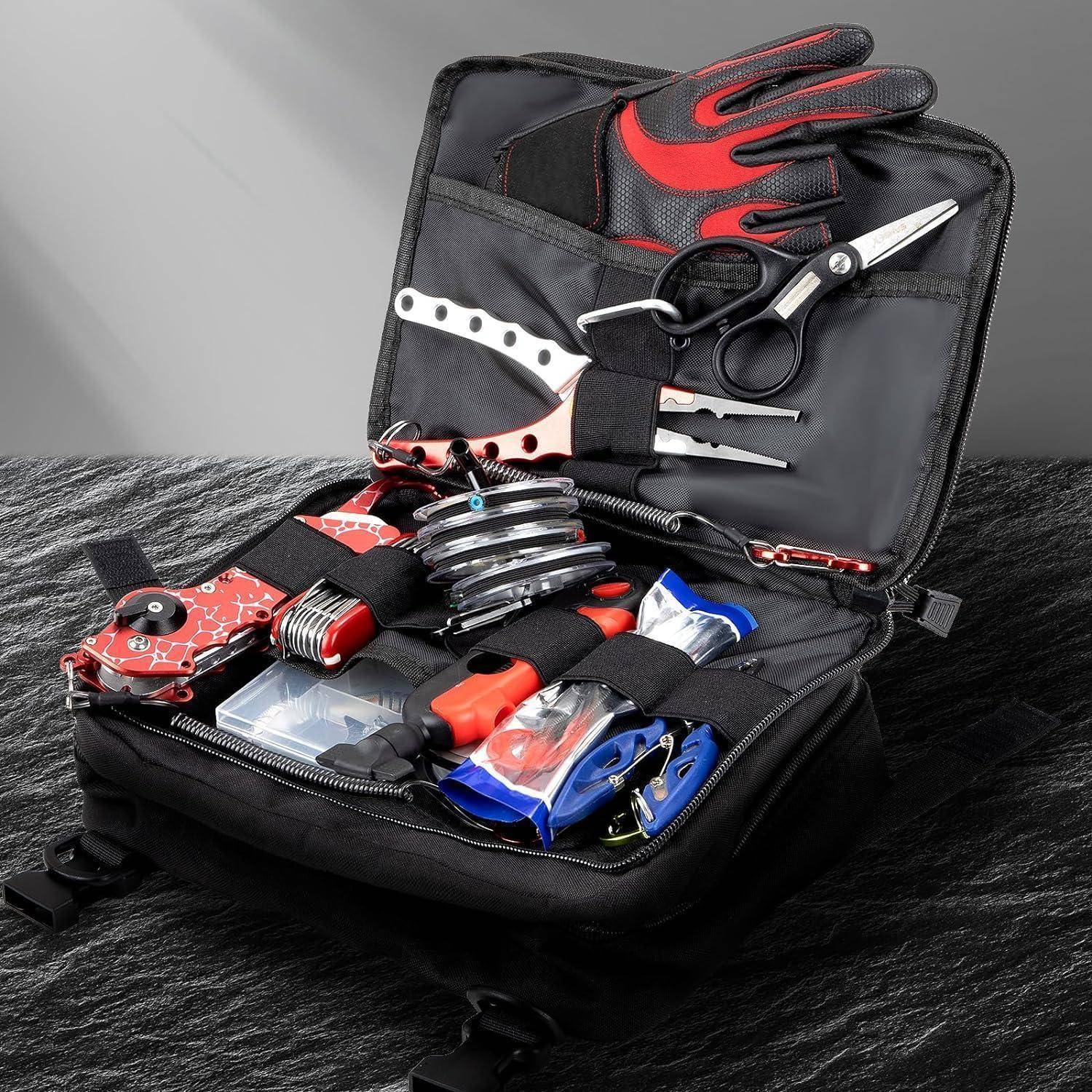 Offene schwarze Werkzeugtasche mit rot-schwarzen Handschuhen, Schere, Zange, Messer und verschiedenen kleinen Werkzeugen, organisiert im Inneren auf einer dunklen Oberfläche.