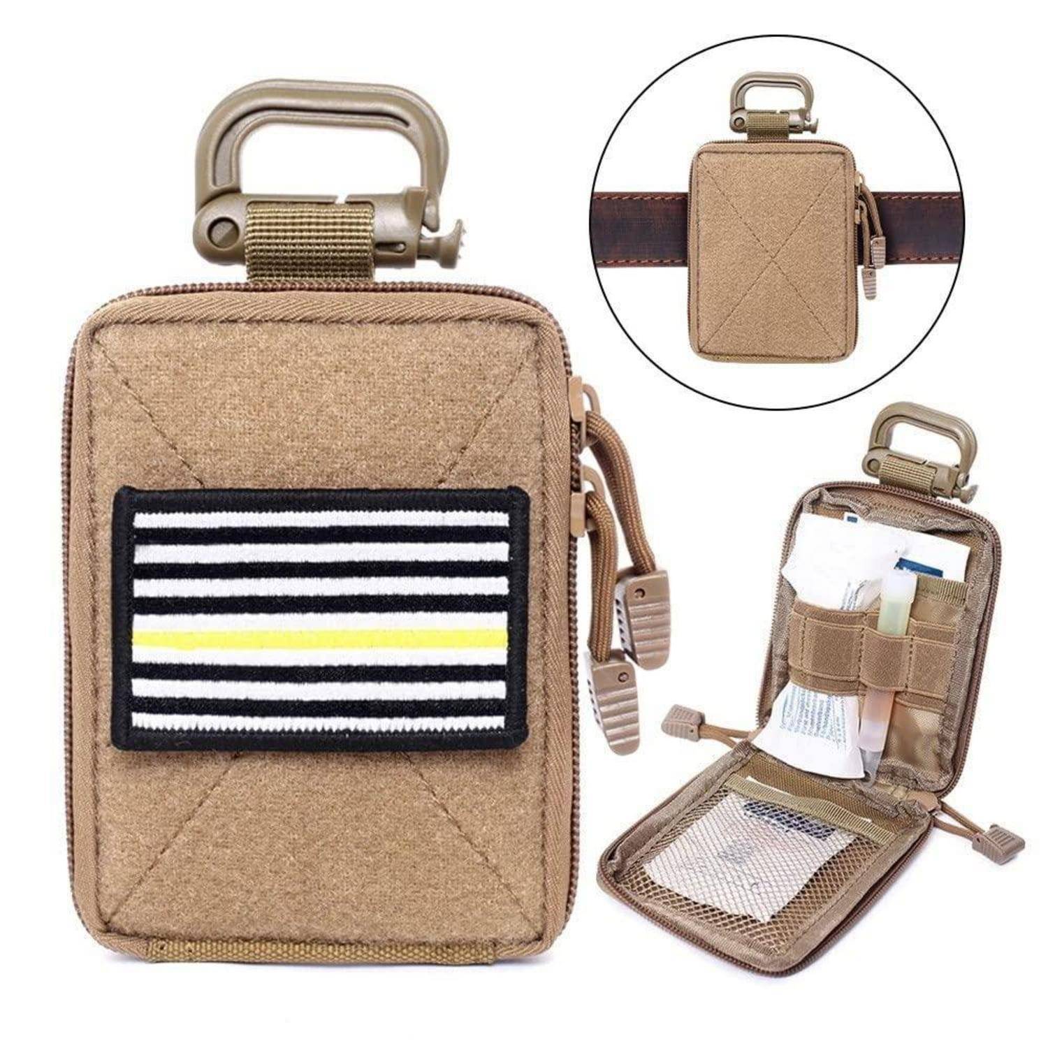 Beige Tactical Mini-Tasche mit Clip und gestreiftem Patch; gezeigt geschlossen, an einem Gürtel befestigt und offen mit Taschen, die kleine Gegenstände halten.