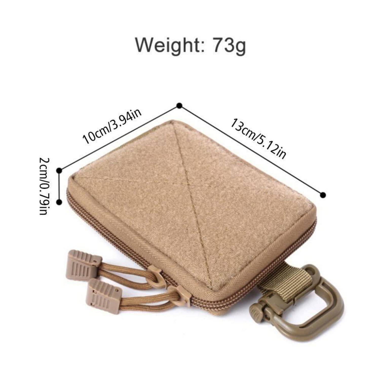 Beige Reißverschlusstasche mit Karabiner, angegebenes Gewicht 73g; Abmessungen 13 cm mal 10 cm mal 2 cm.