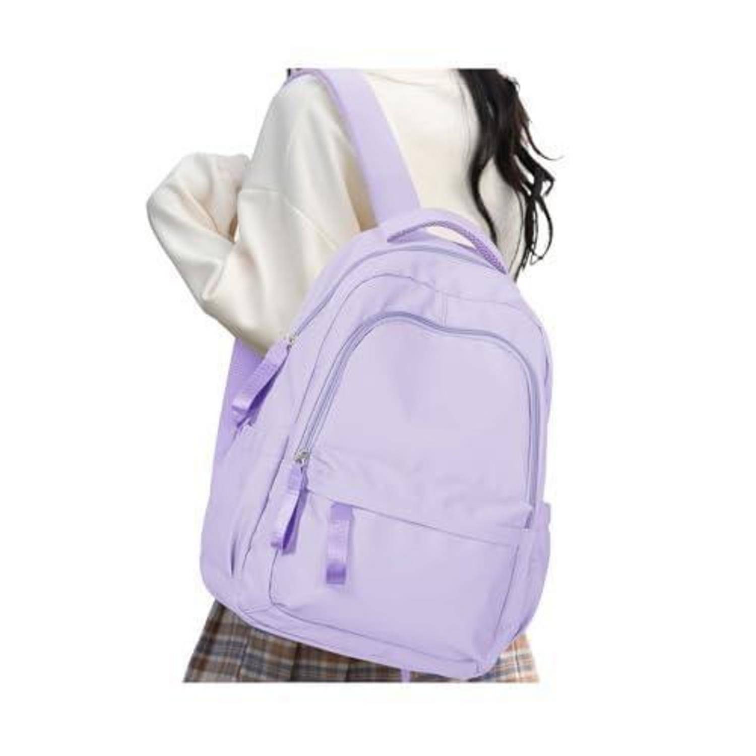 Person trägt einen hellvioletten Rucksack über einer Schulter, von hinten vor weißem Hintergrund gezeigt.