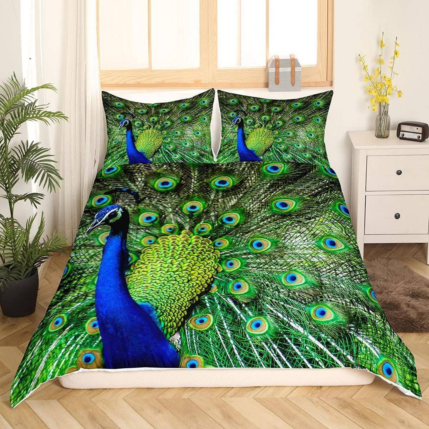 Bett bezogen mit einem lebendigen Pfauendruck-Bettwäscheset, mit passendem Bettdecke und Kissen in einem hellen Schlafzimmer.