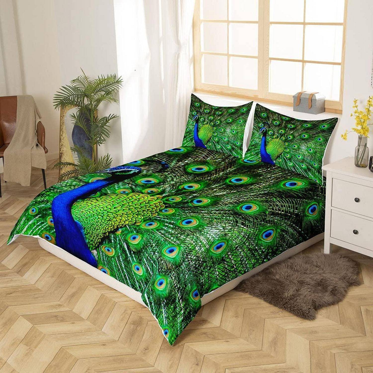 Pfauendruck-Bettwäsche auf einem ordentlich gemachten Bett in einem hellen Schlafzimmer, mit lebendigen grünen und blauen Pfauenfedern auf der Bettdecke und den Kissen.