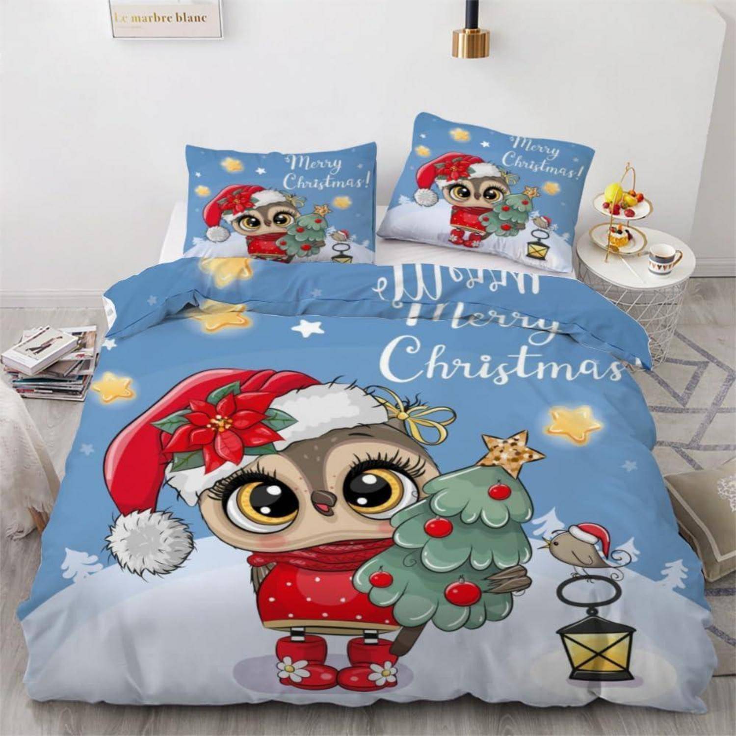 Blaues Weihnachtsbettwäsche-Set mit Cartoon-Eule im Weihnachtsmütze, die einen geschmückten Baum hält, Text „Merry Christmas