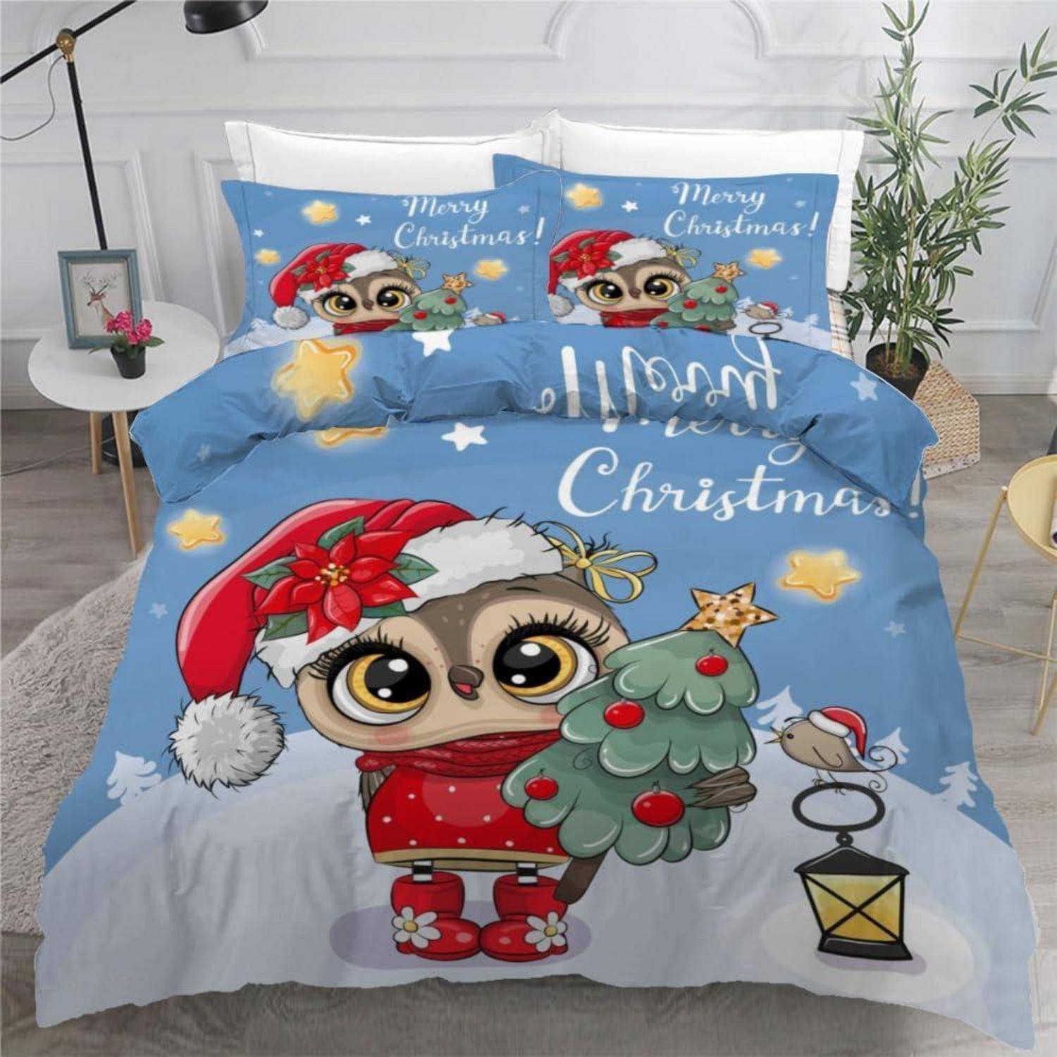 Blaues Weihnachtsbettwäsche-Set mit einem Cartoon-Faultier in einer Weihnachtsmütze, das einen Baum hält, mit 'Frohe Weihnachten'-Text auf den Kissen und der Bettdecke.