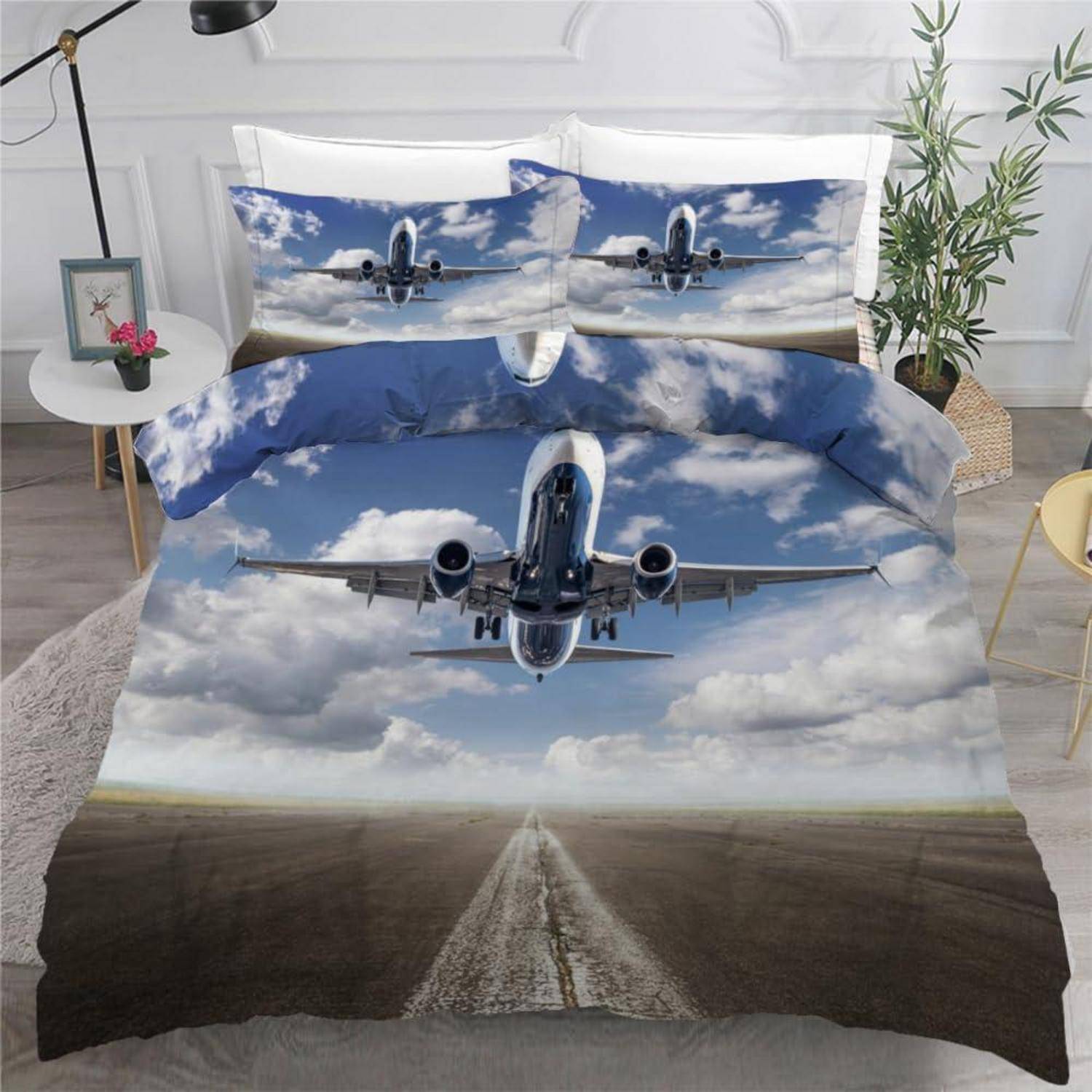 Bettwäsche-Set mit Flugzeugdruck, das einen Jet zeigt, der über eine Landebahn abheben, wiederholtes Muster auf der Bettdecke und Kissenbezügen in einem Schlafzimmer.