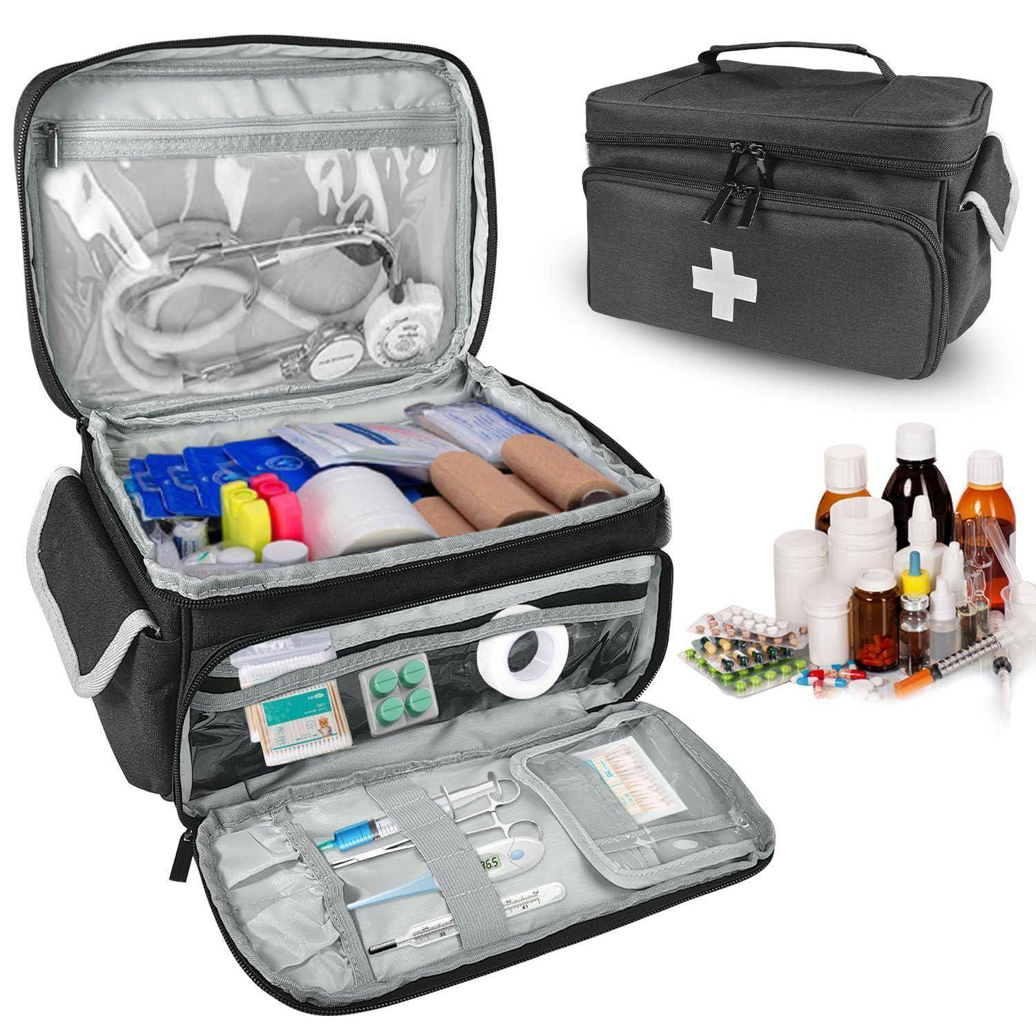 Tragbare schwarze Erste-Hilfe-Tasche mit weißem Kreuz, geöffnet mit organisierten Utensilien und abnehmbarem Beutel, plus Medikamente und Spritzen in der Nähe.