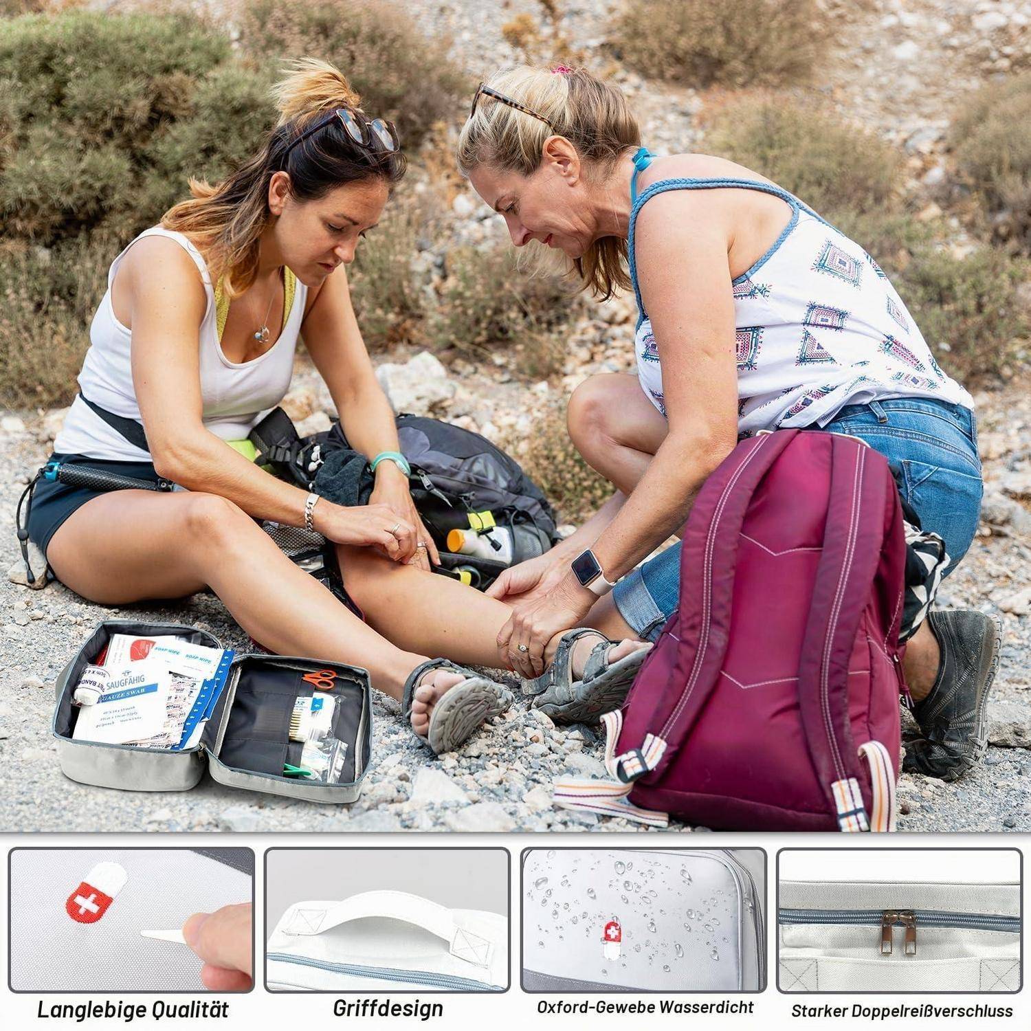 Zwei Frauen sitzen auf felsigem Untergrund und kümmern sich um einen verletzten Knöchel mit einem Erste-Hilfe-Kasten in der Nähe; Produktpaneele darunter zeigen Merkmale von Verbandsmaterial.