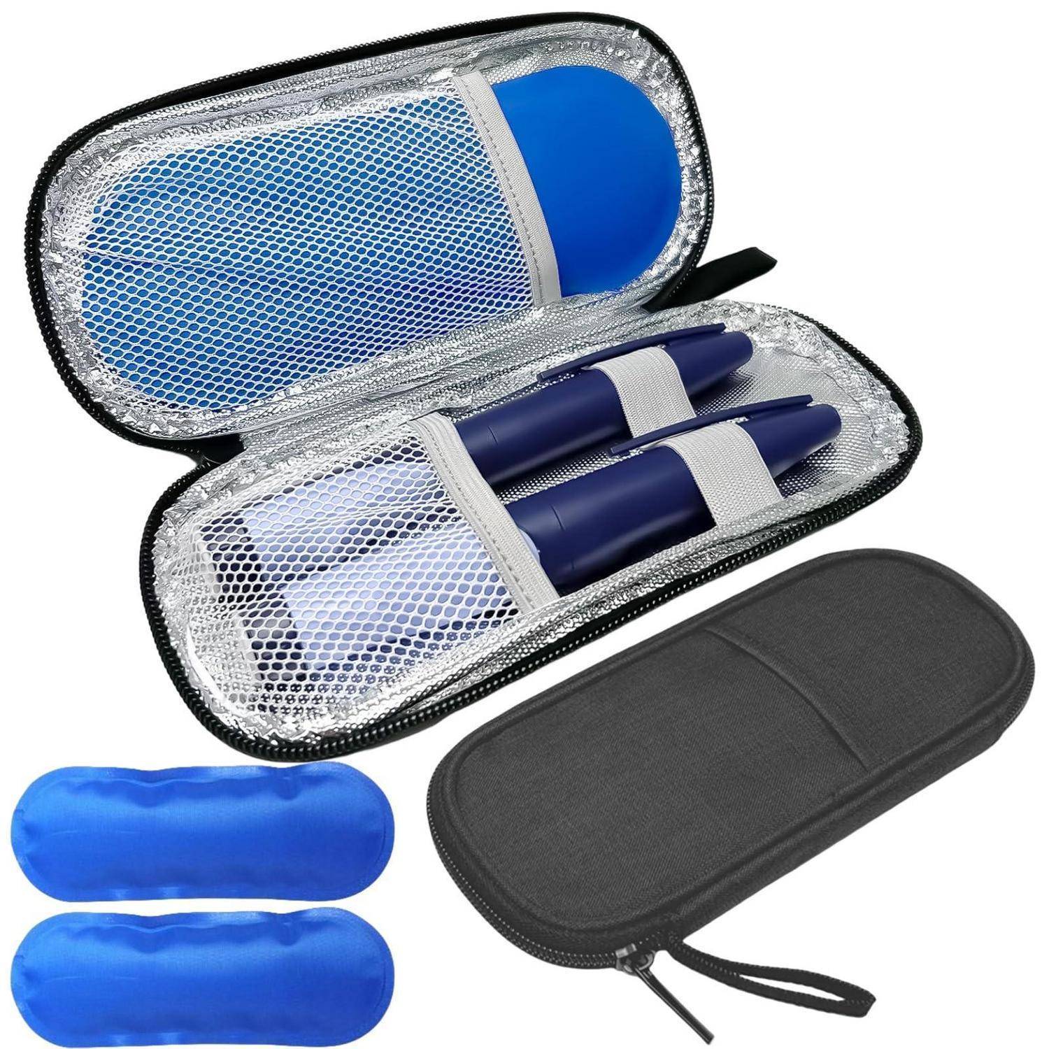 Offene Reißverschlusstragebox mit Netztaschen, die blaue zylindrische Gegenstände und zwei blaue weiche Hülsen enthalten, neben einer geschlossenen schwarzen Tasche gezeigt.